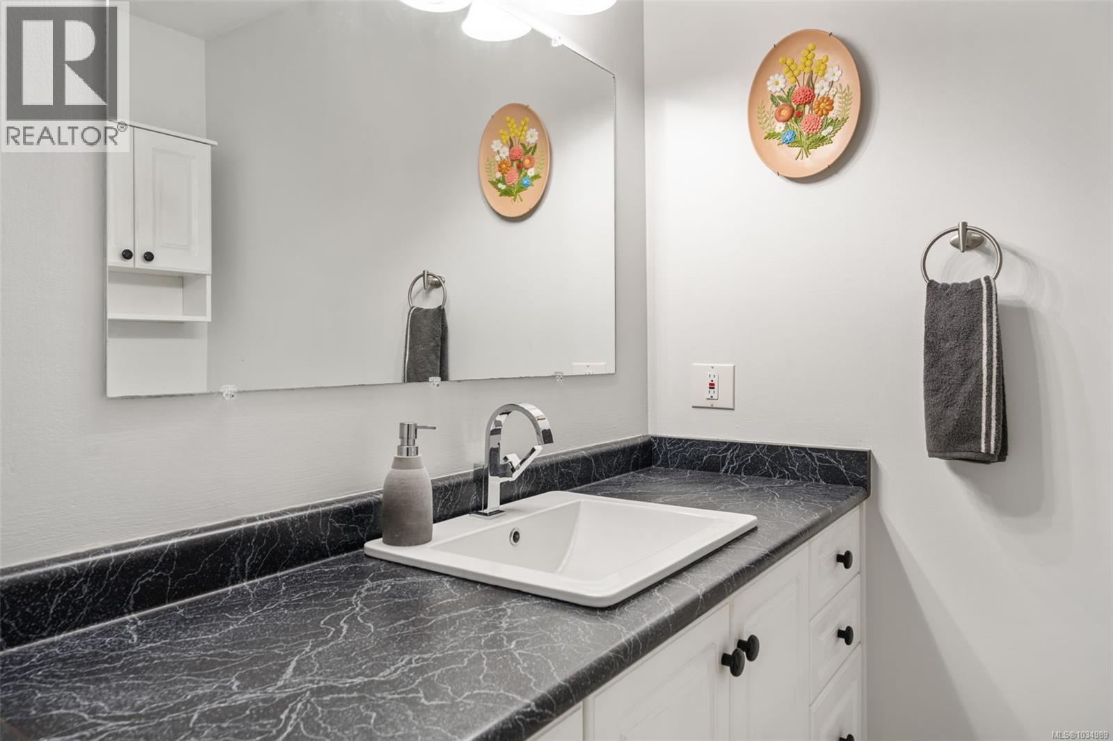 32 610 McKenzie Avenue, Saanich