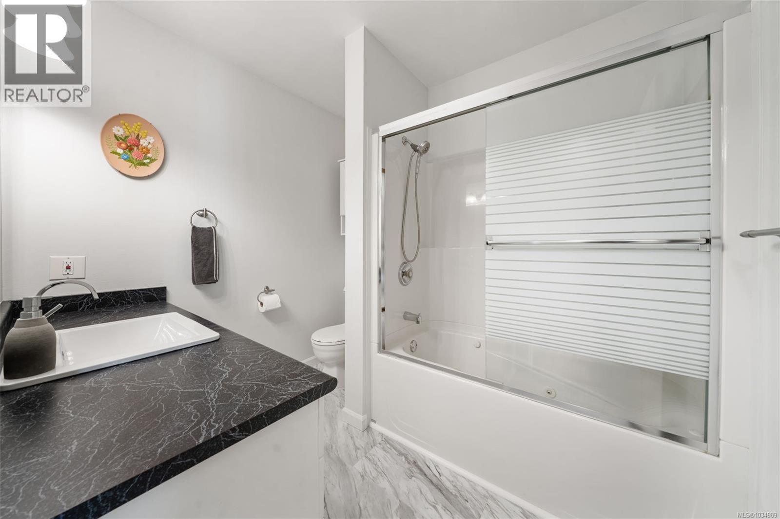 32 610 McKenzie Avenue, Saanich
