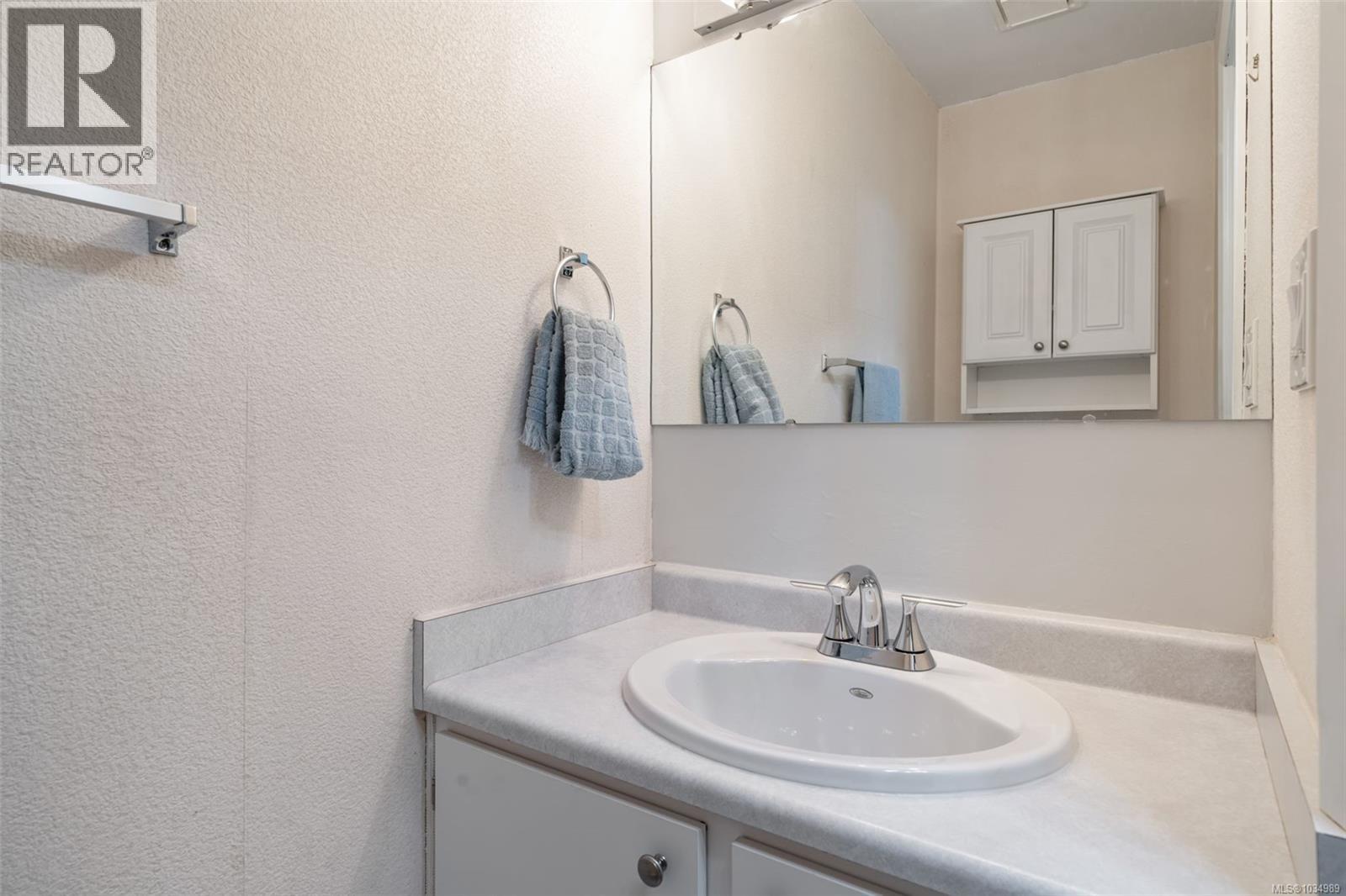 32 610 McKenzie Avenue, Saanich