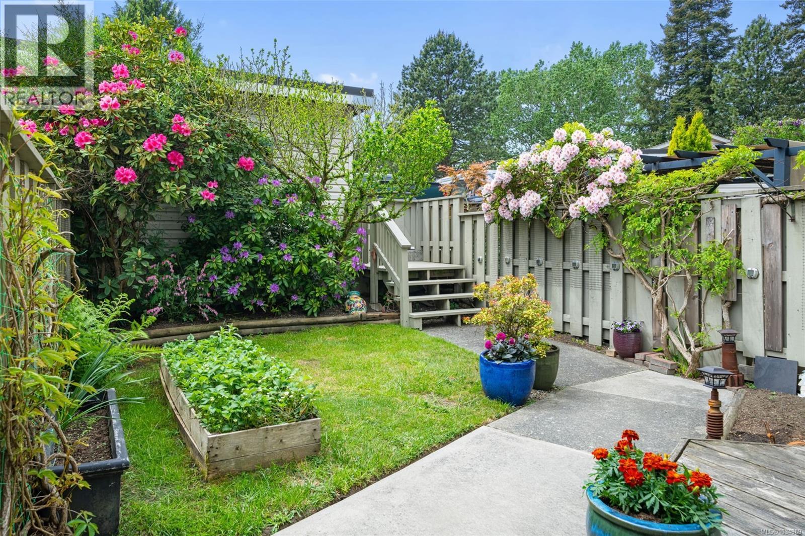 32 610 McKenzie Avenue, Saanich