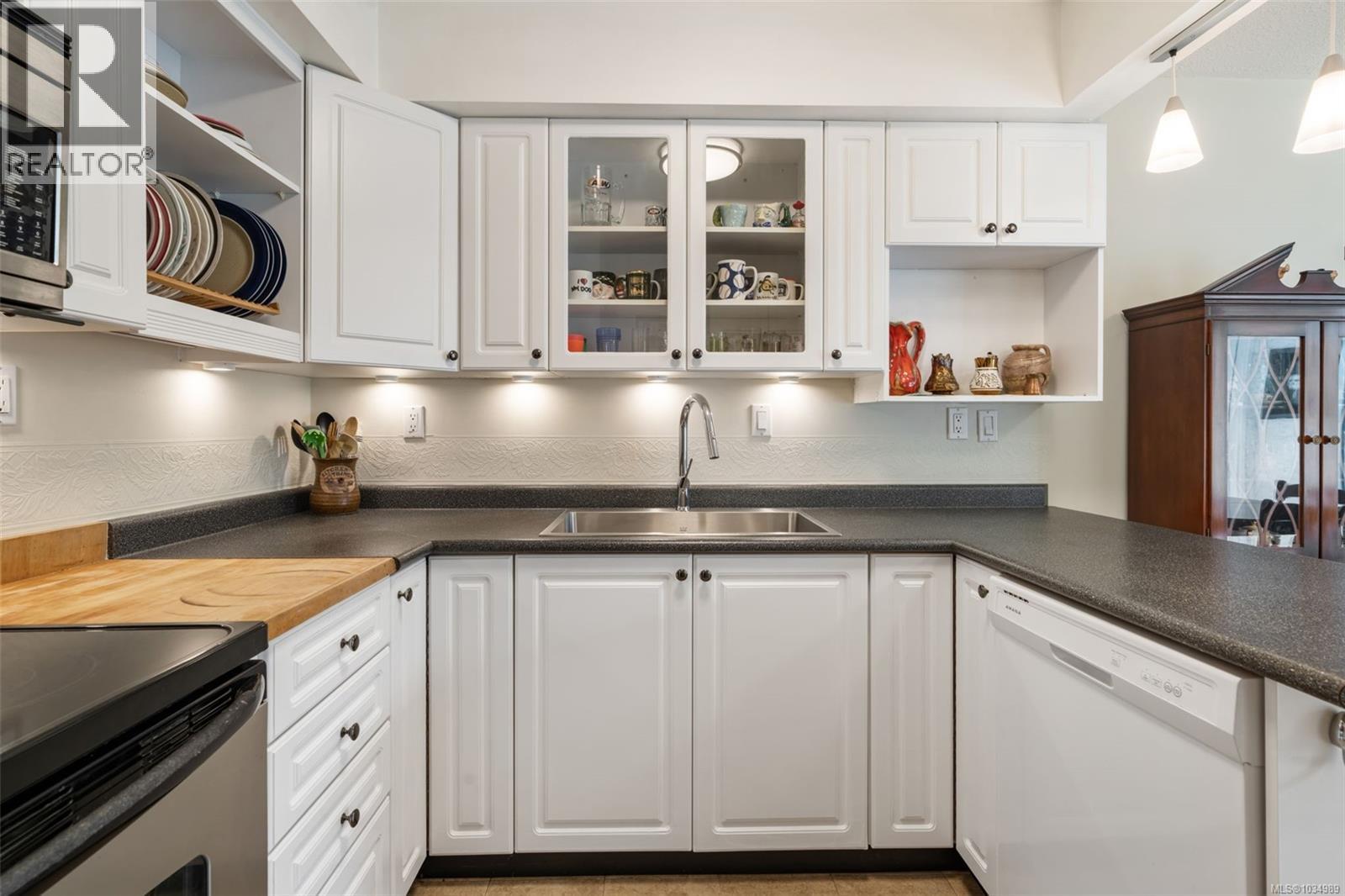 32 610 McKenzie Avenue, Saanich