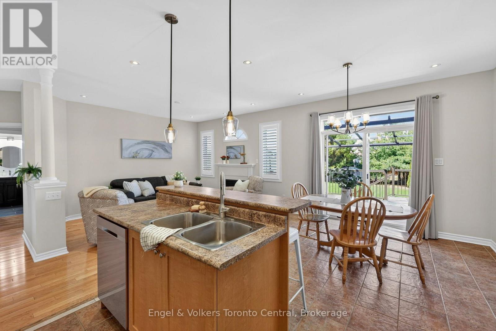 48 ORIOLE CRESCENT - 11