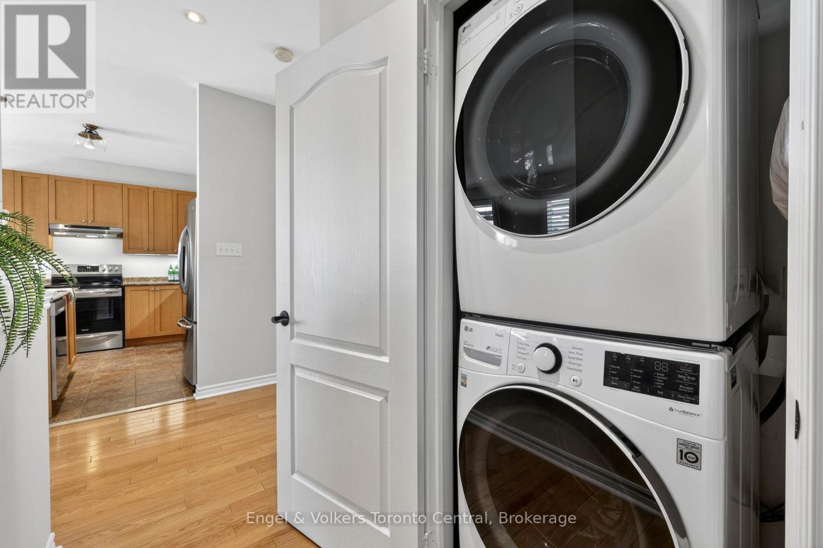 48 ORIOLE CRESCENT - 24