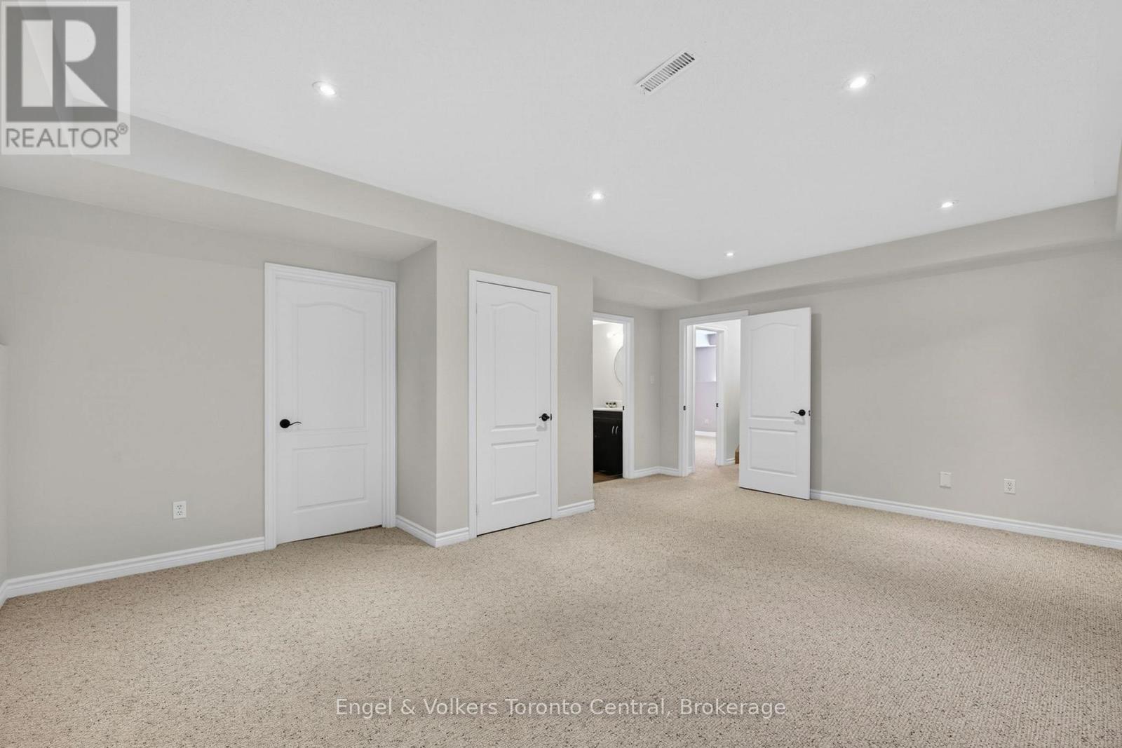 48 ORIOLE CRESCENT - 30