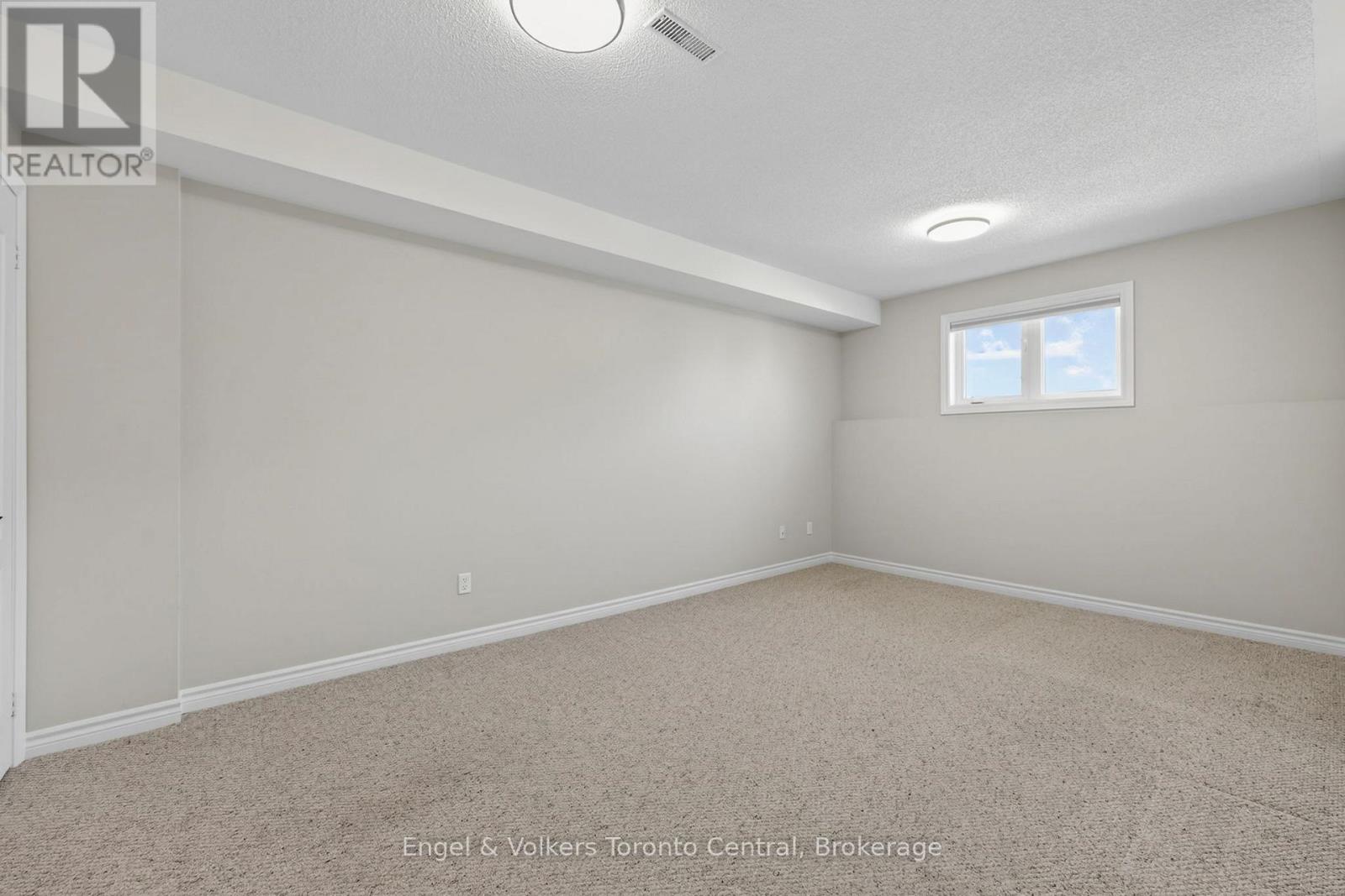 48 ORIOLE CRESCENT - 31