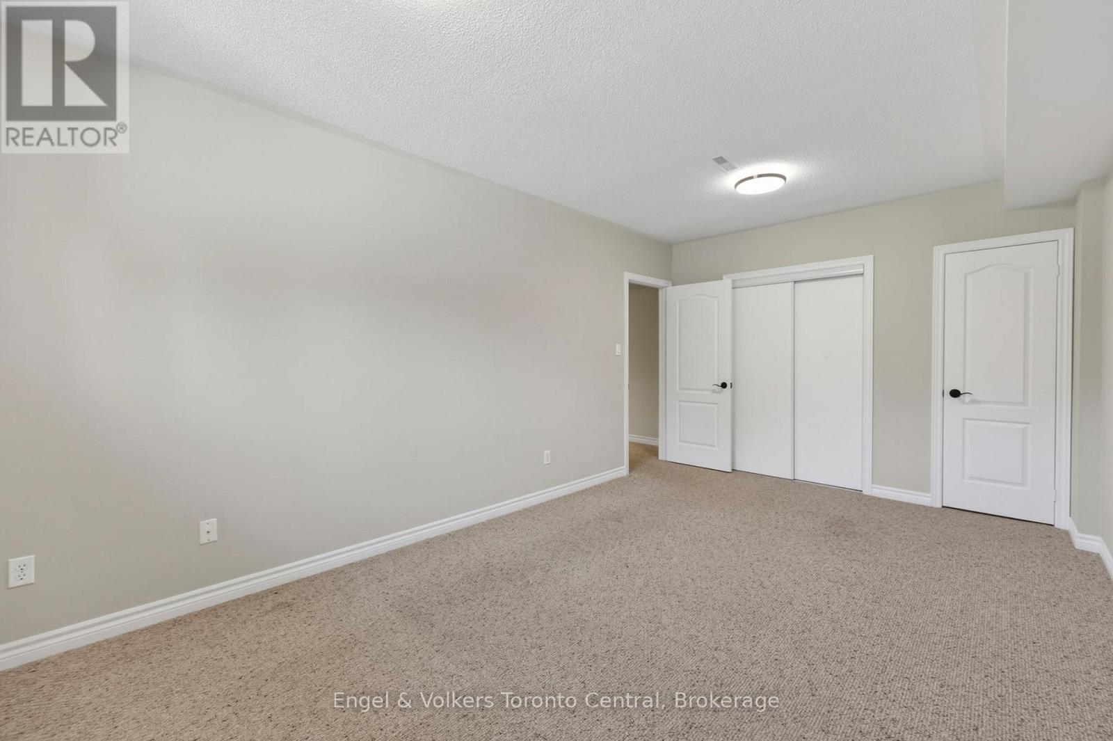 48 ORIOLE CRESCENT - 32