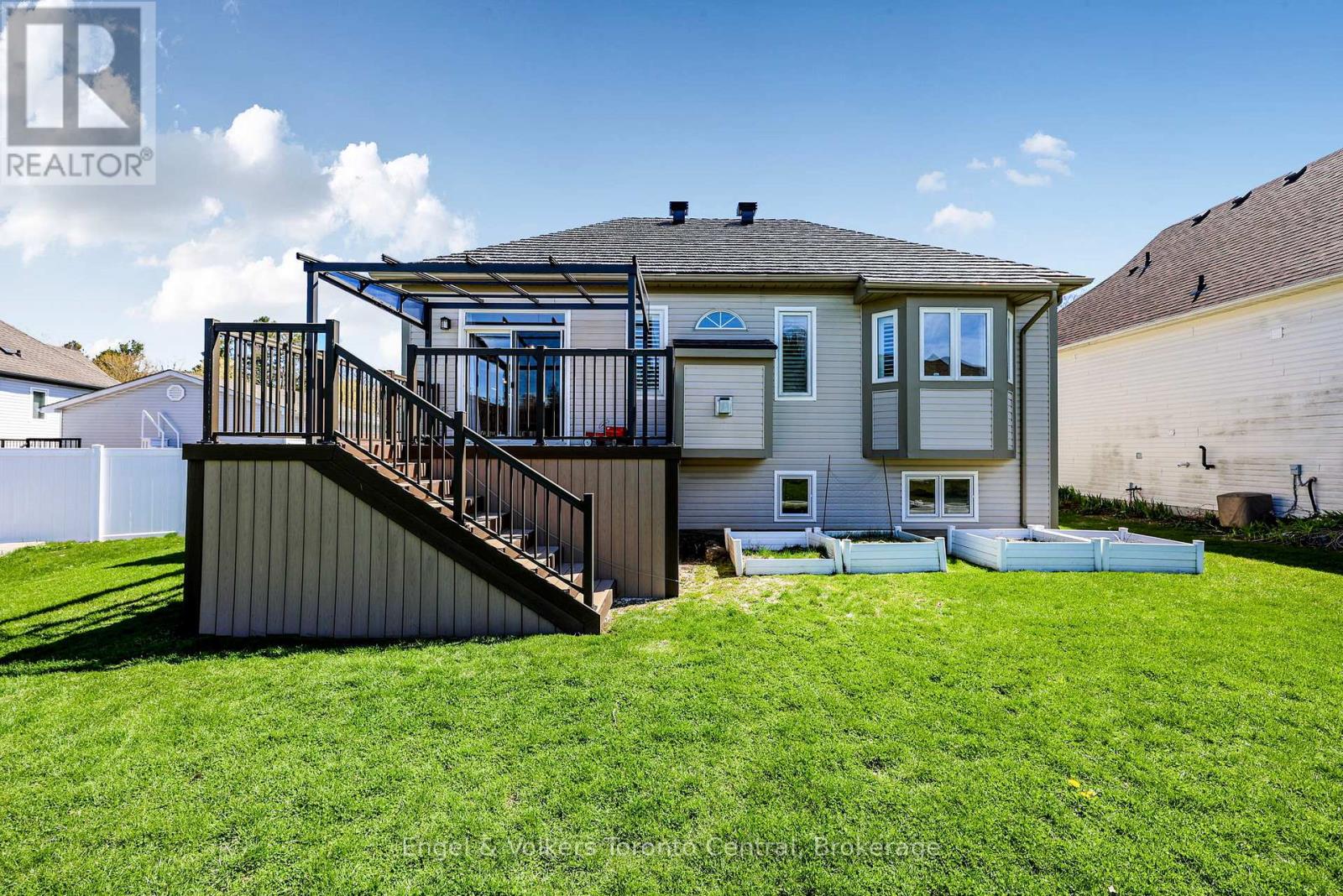 48 ORIOLE CRESCENT - 36