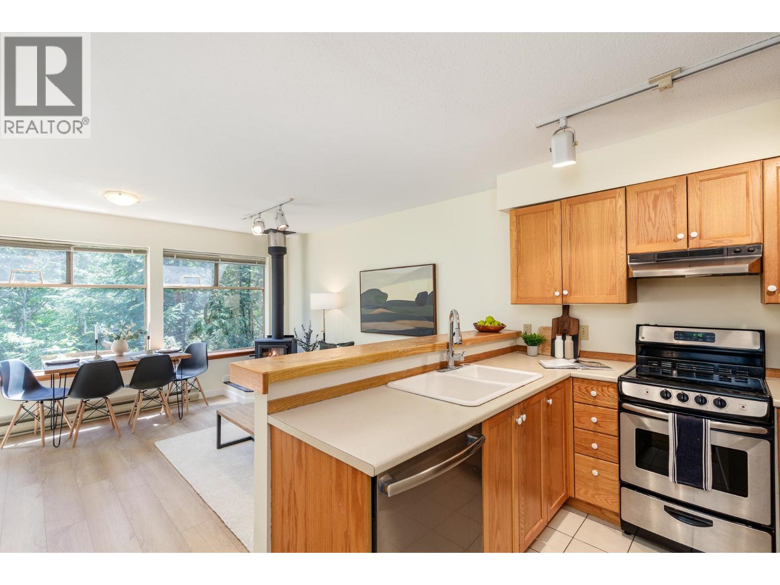 301 3050 HILLCREST DRIVE, Whistler