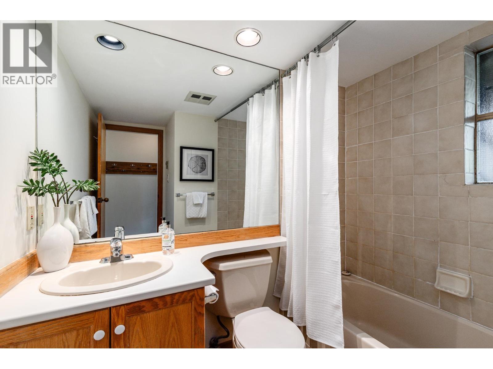 301 3050 HILLCREST DRIVE, Whistler