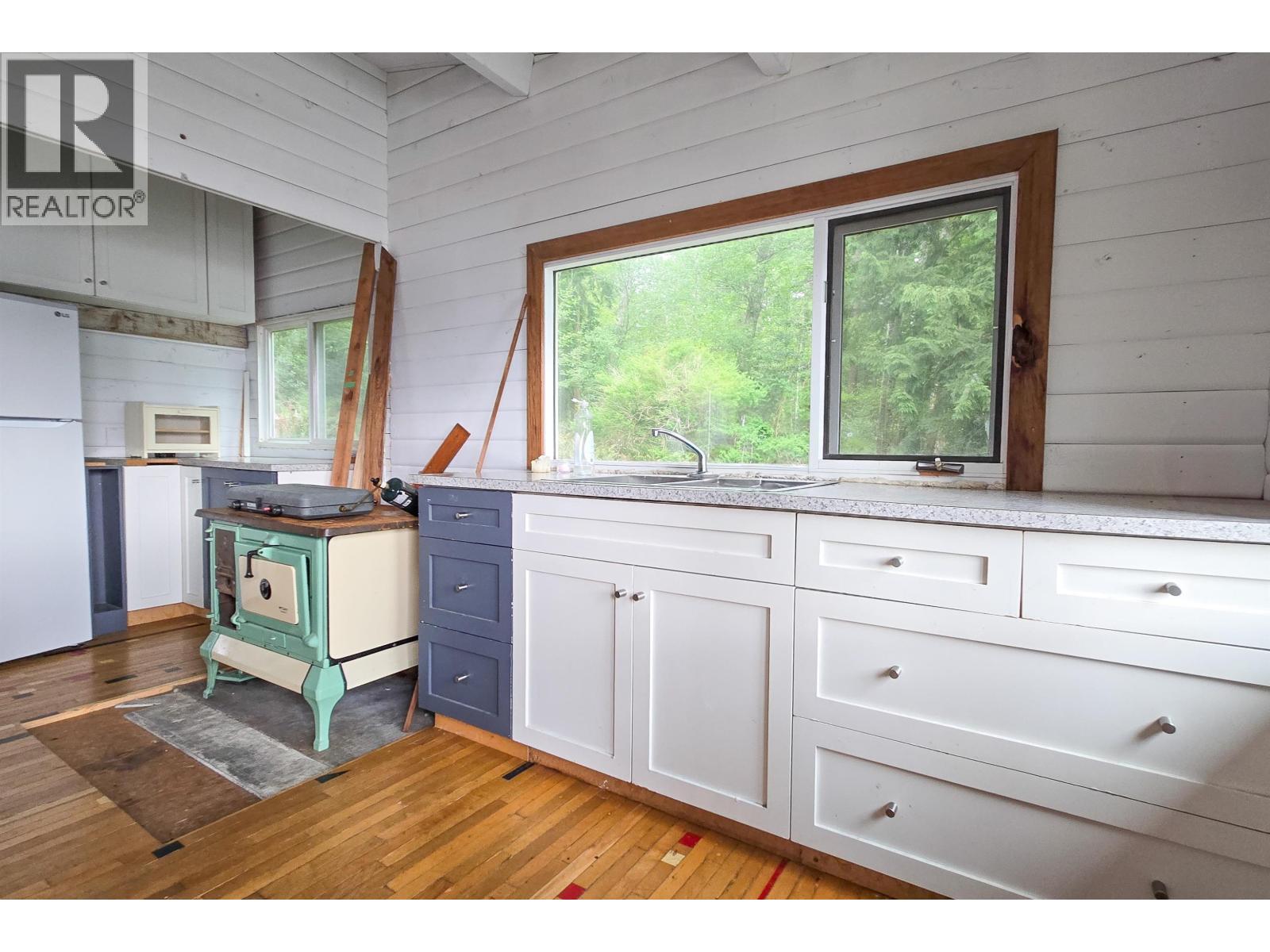 715 BOWEN VIEW ROAD, Gambier Island