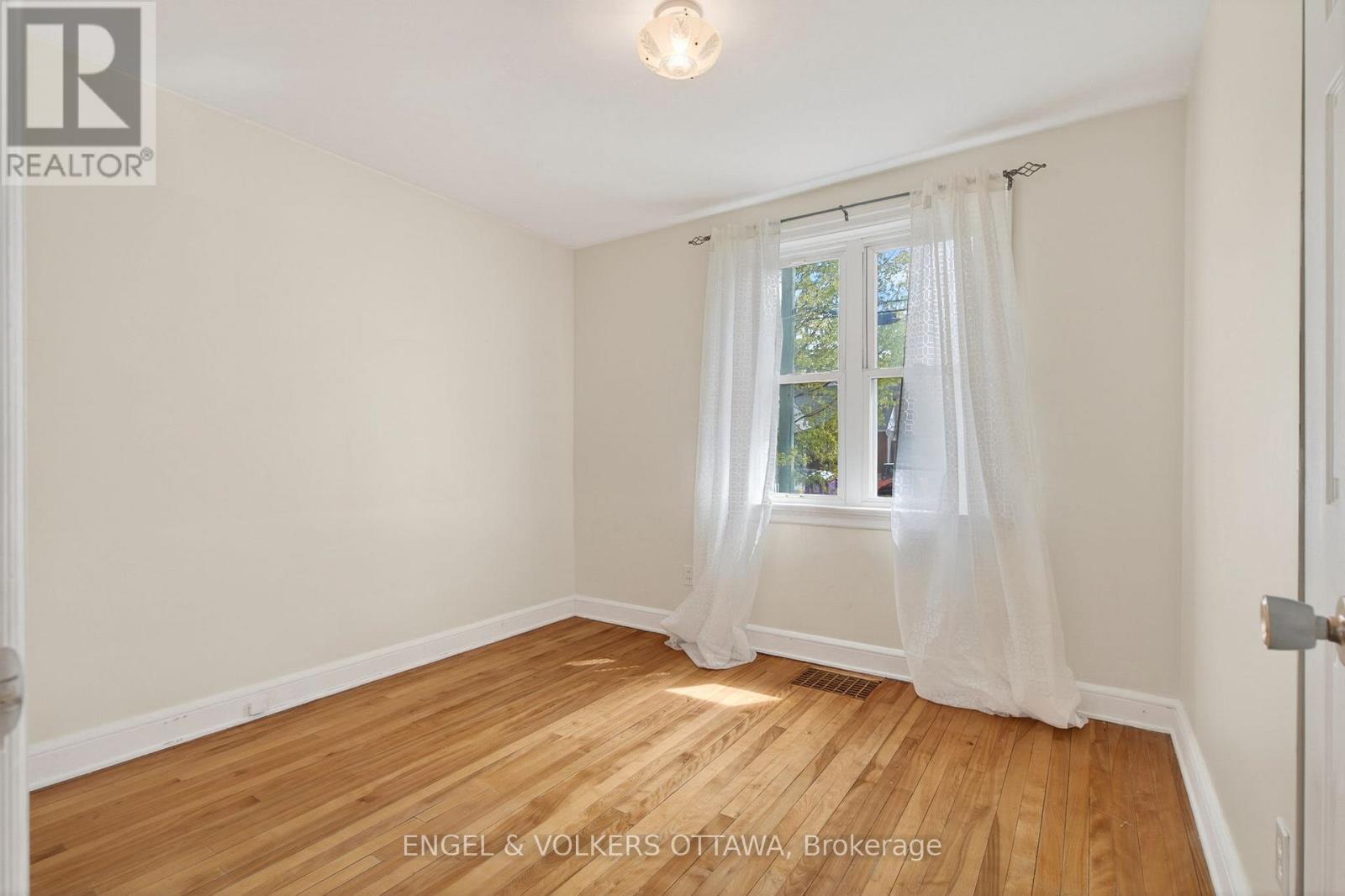 1442 CAVENDISH ROAD - 16