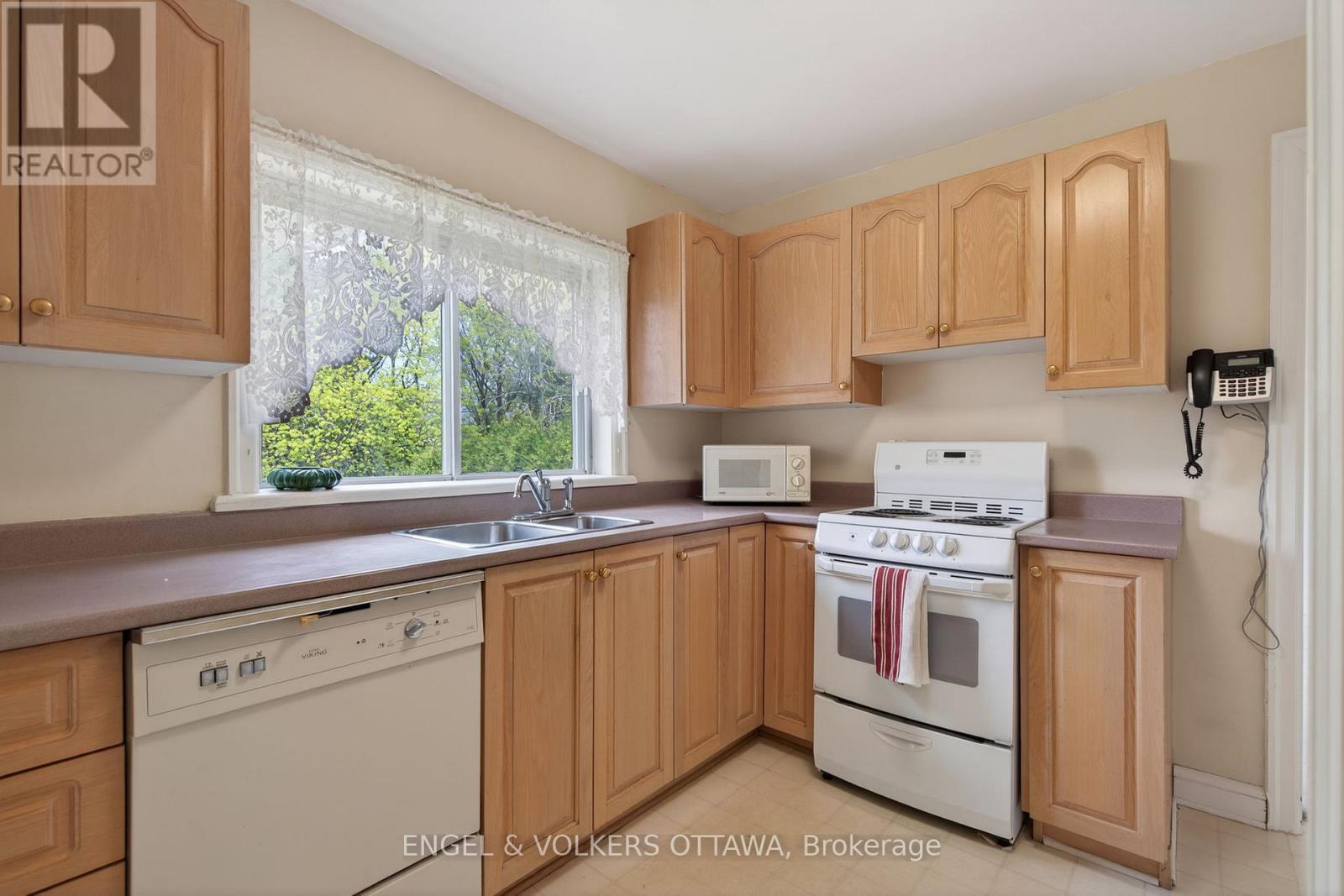 1442 CAVENDISH ROAD - 9