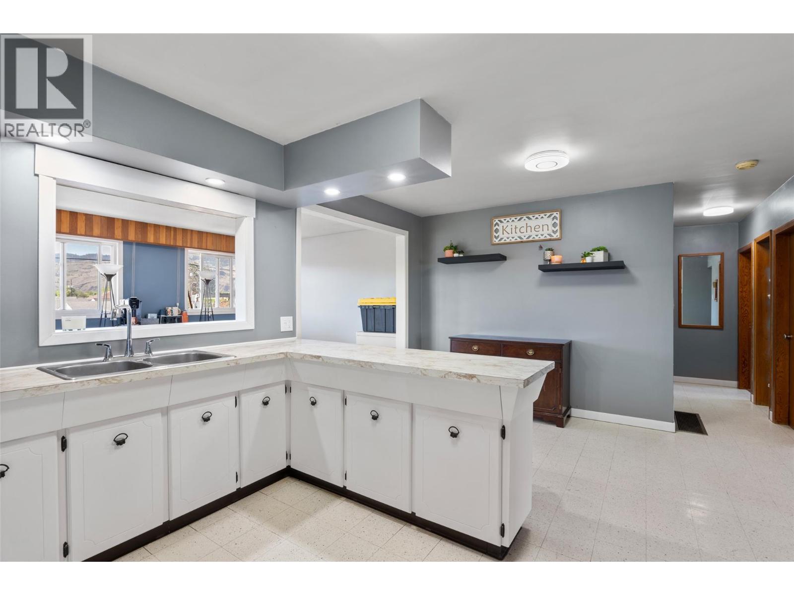 1027 Moncton Avenue - 11