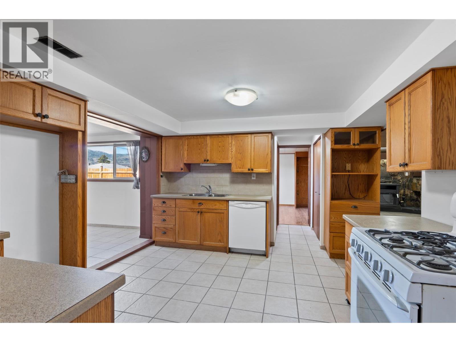 1027 Moncton Avenue - 23
