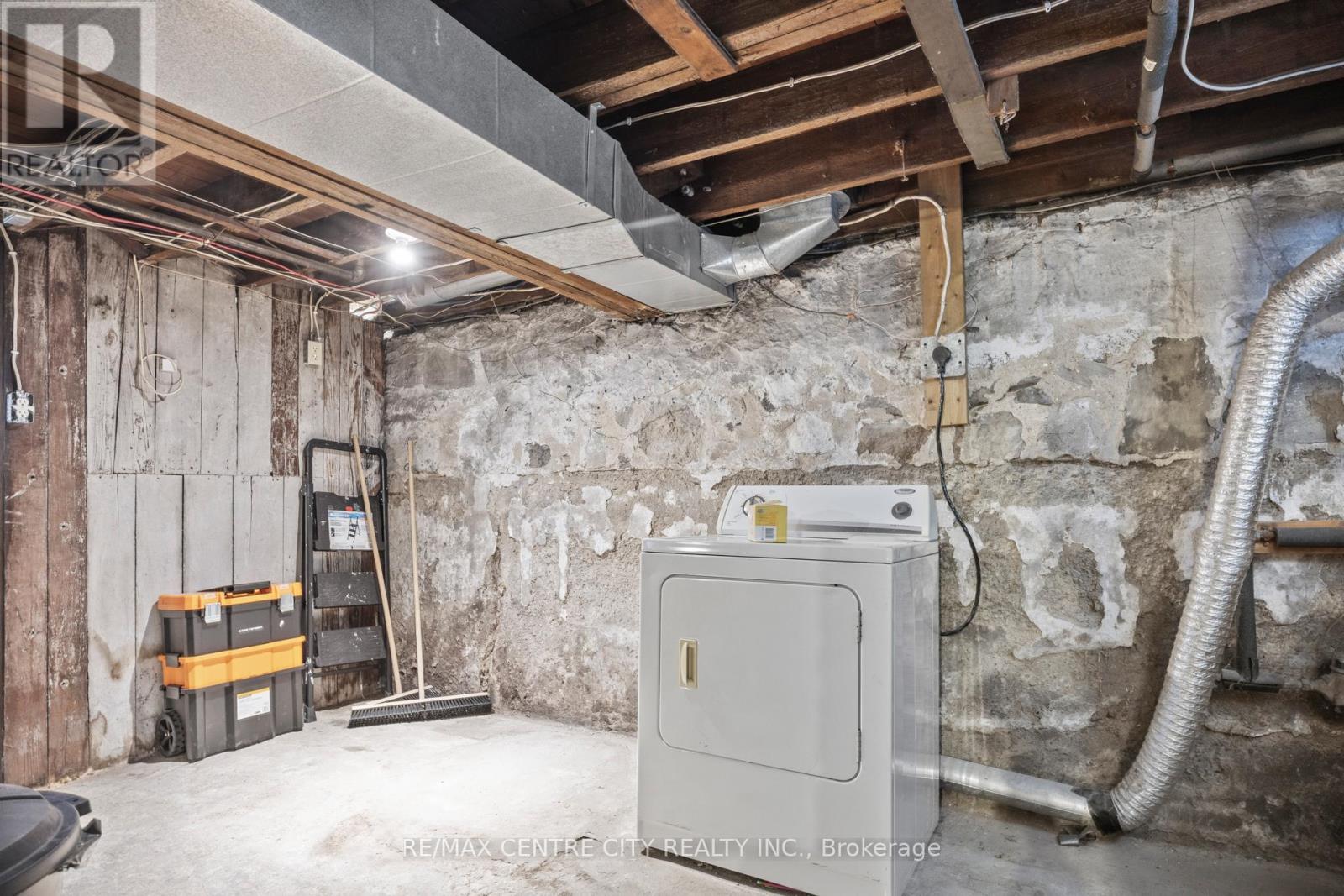 21 ERIE STREET - 20