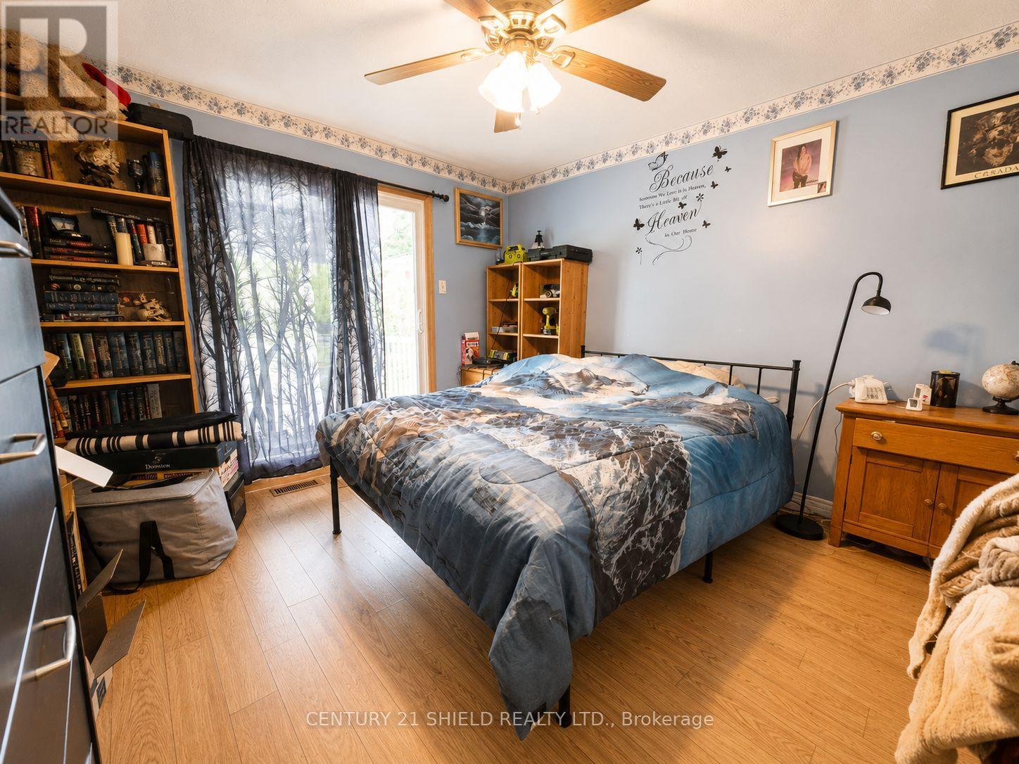 37 KINGSLEA CRESCENT - 12