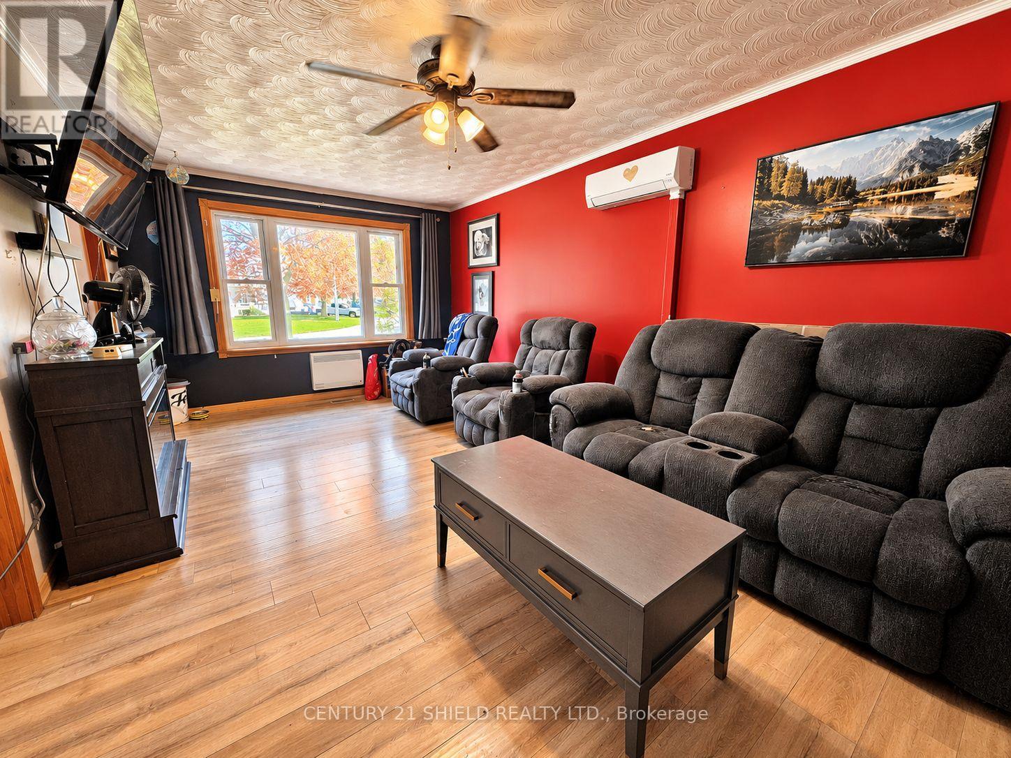 37 KINGSLEA CRESCENT - 6
