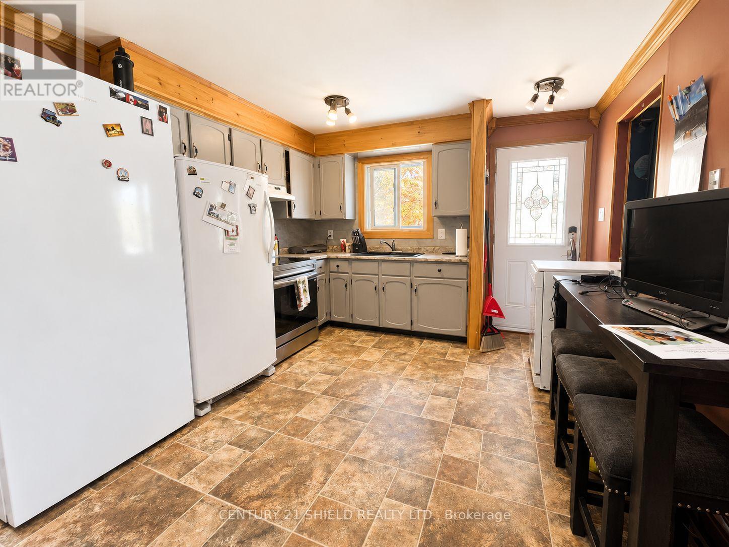 37 KINGSLEA CRESCENT - 8