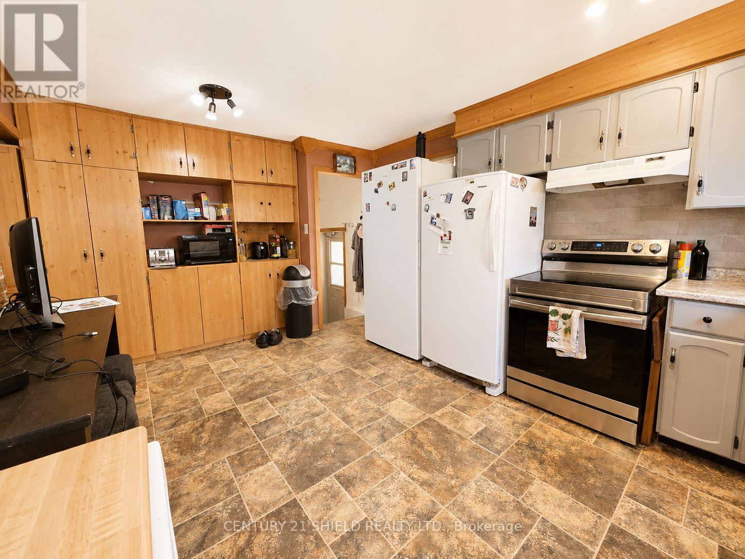 37 KINGSLEA CRESCENT - 9
