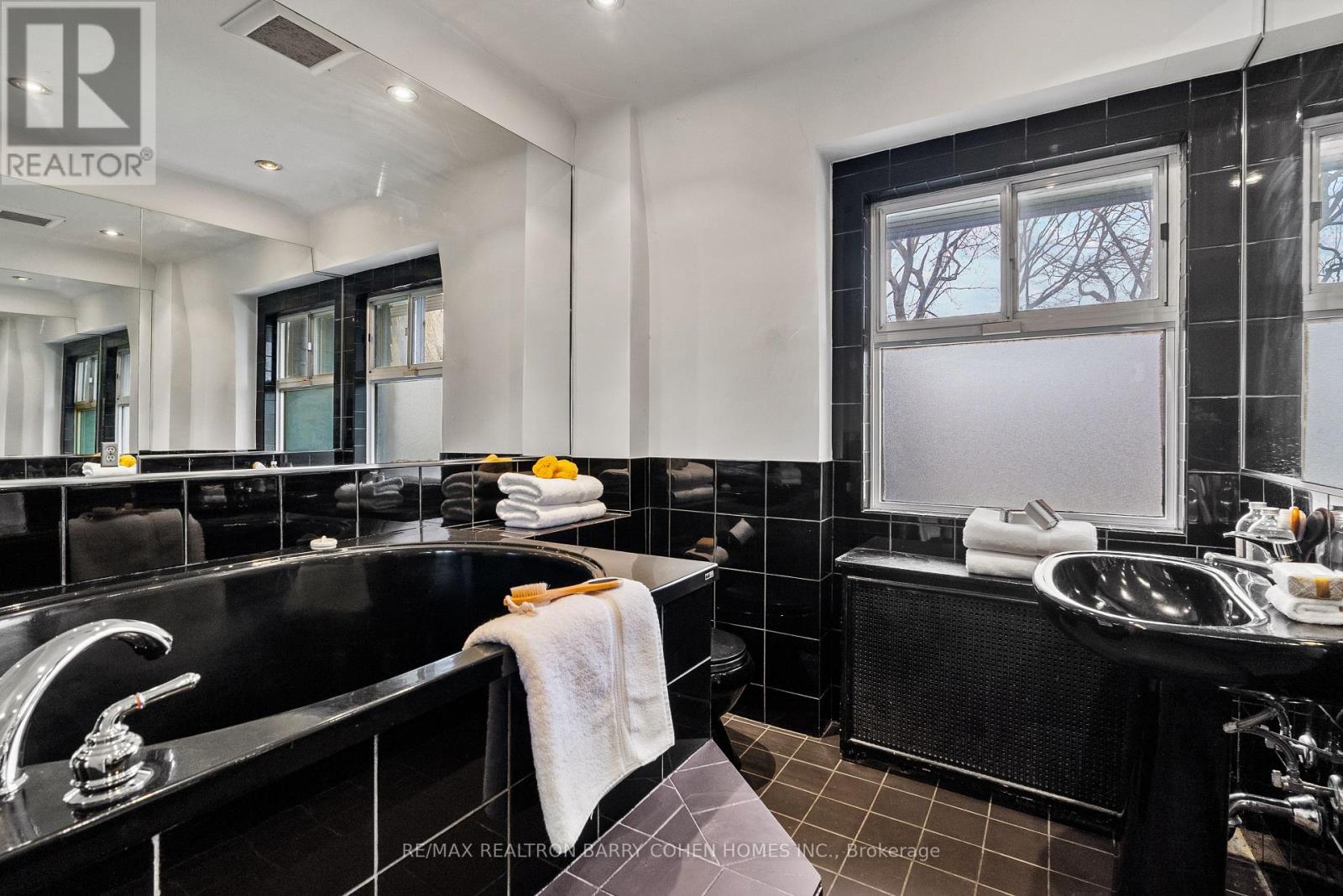 147 & 149 FARNHAM AVENUE - 23
