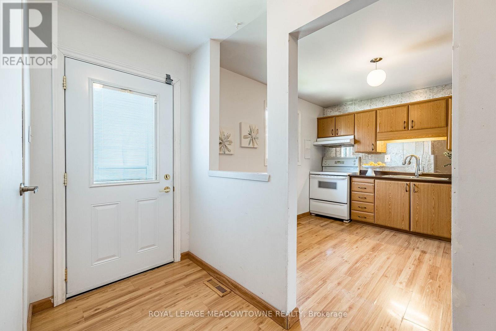 #34 93 HANSEN ROAD N - 10