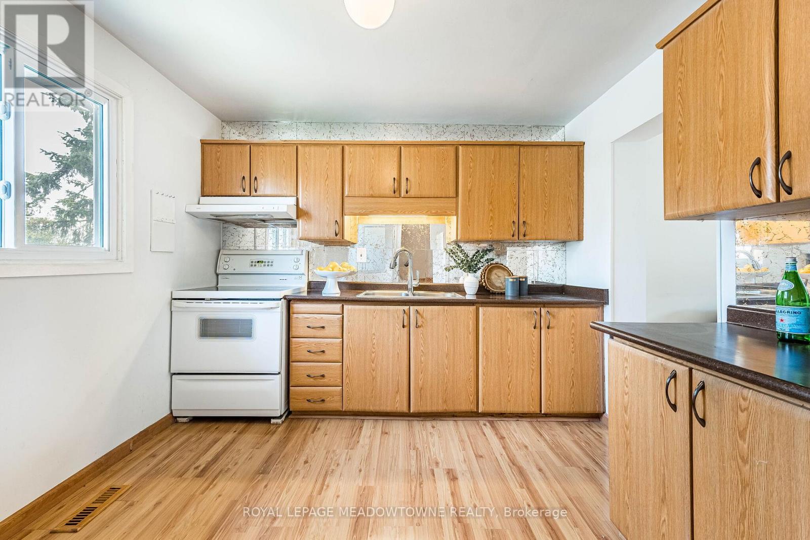 #34 93 HANSEN ROAD N - 14