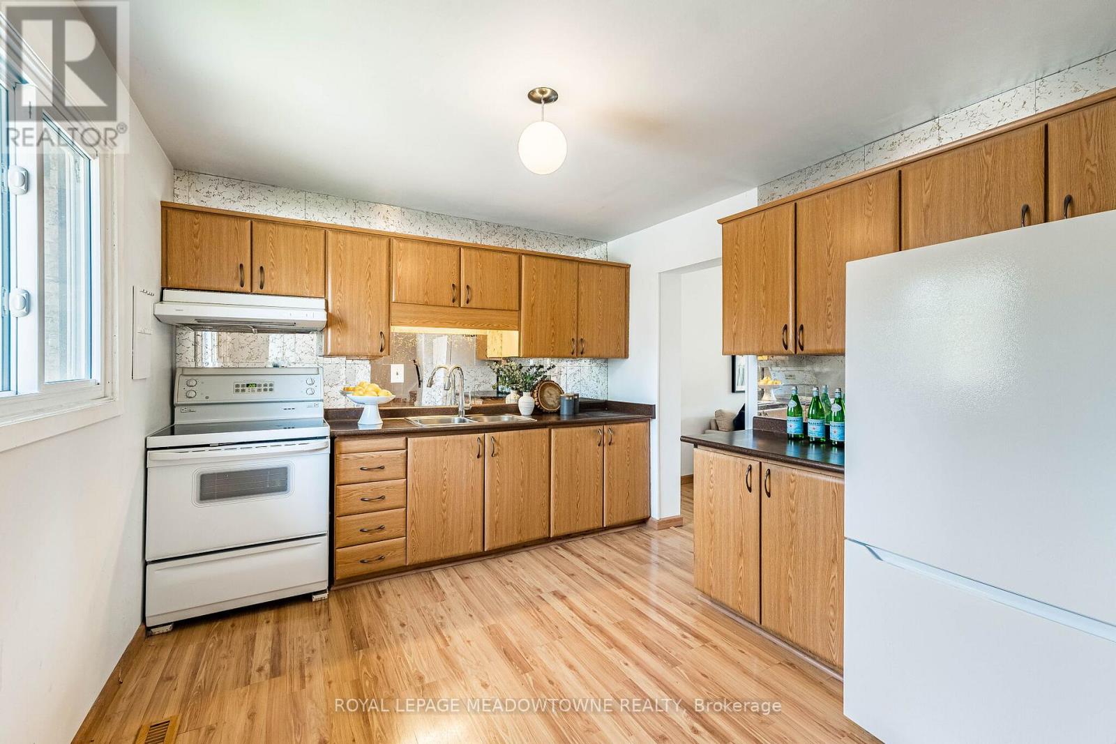 #34 93 HANSEN ROAD N - 15
