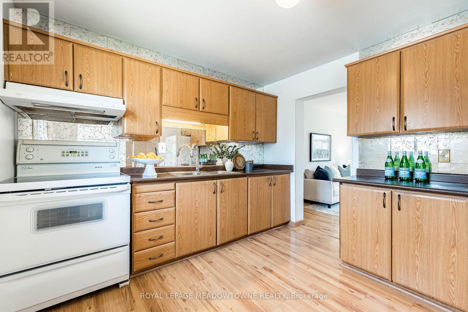 #34 93 HANSEN ROAD N - 16