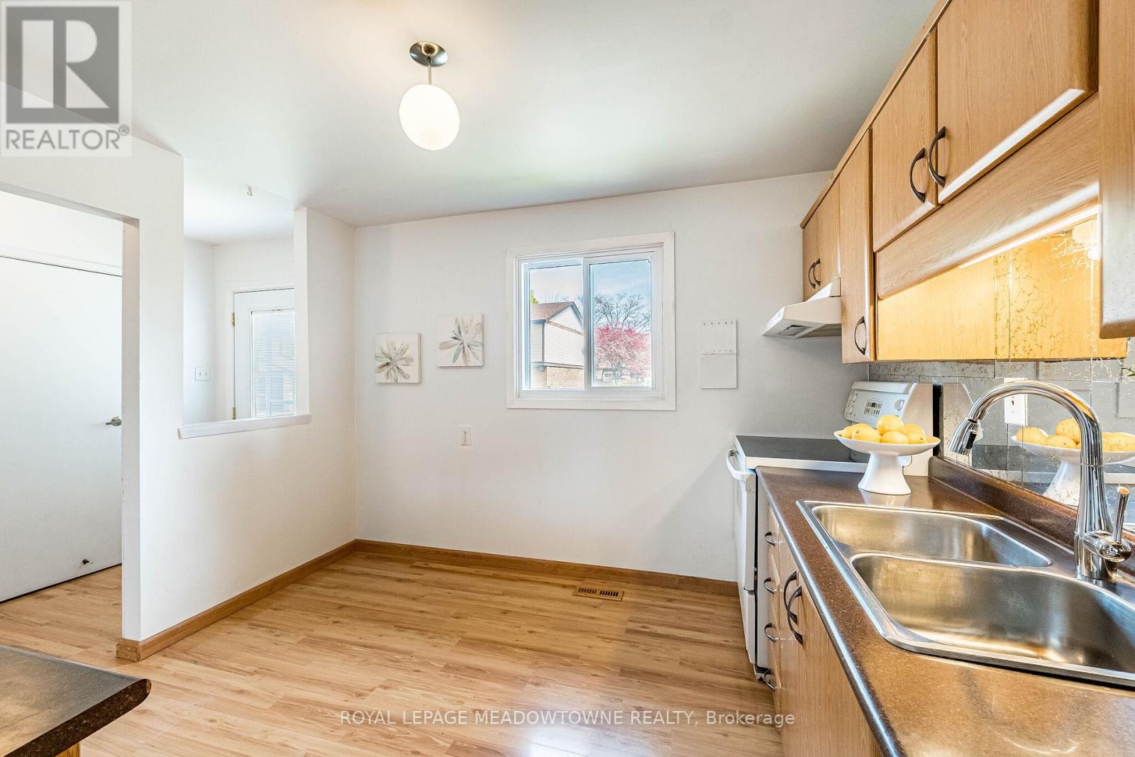 #34 93 HANSEN ROAD N - 17