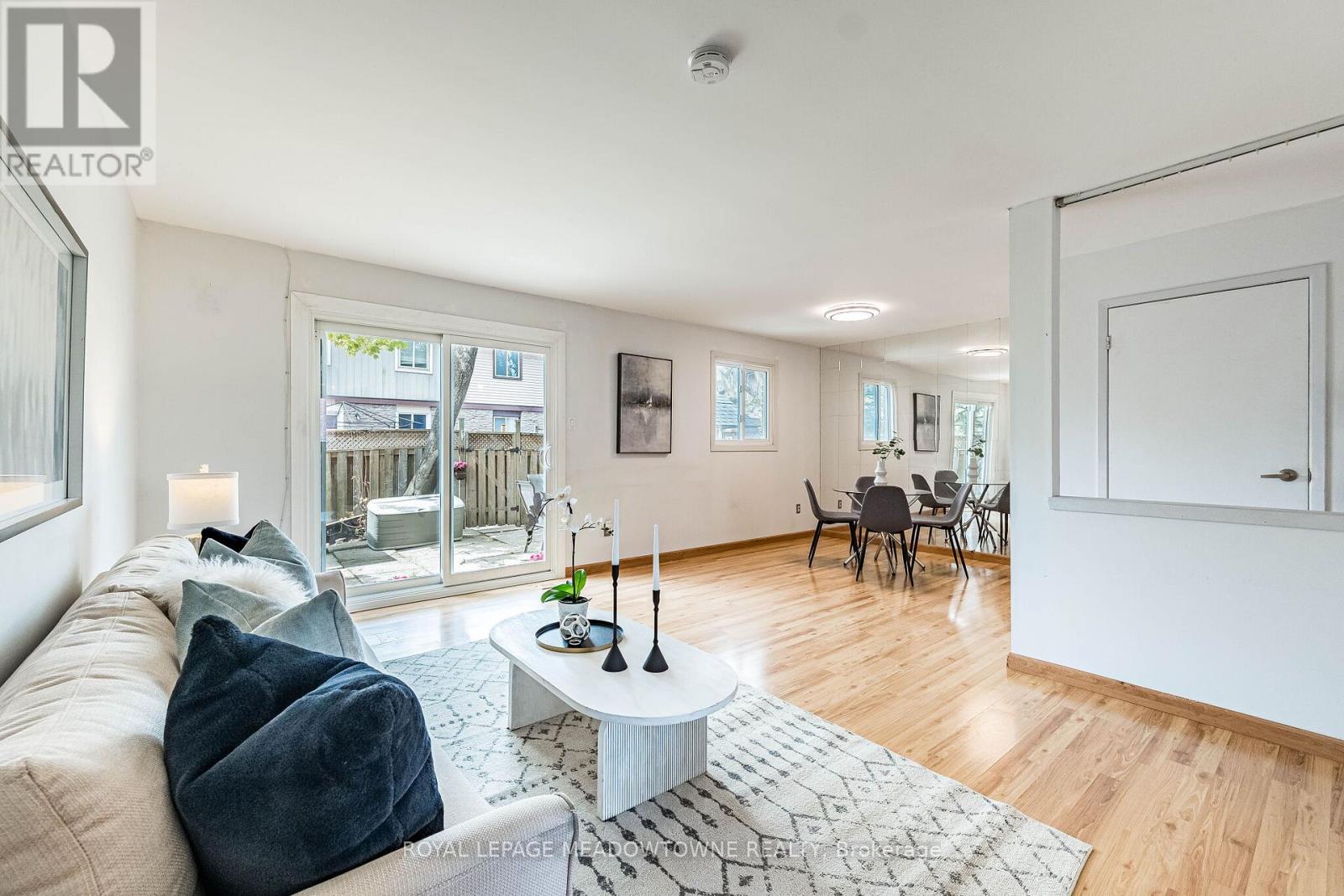 #34 93 HANSEN ROAD N - 21