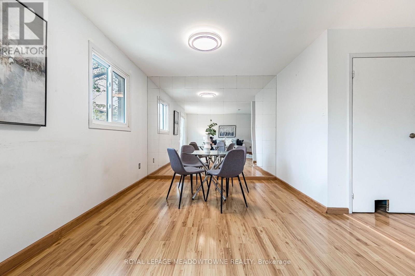 #34 93 HANSEN ROAD N - 25