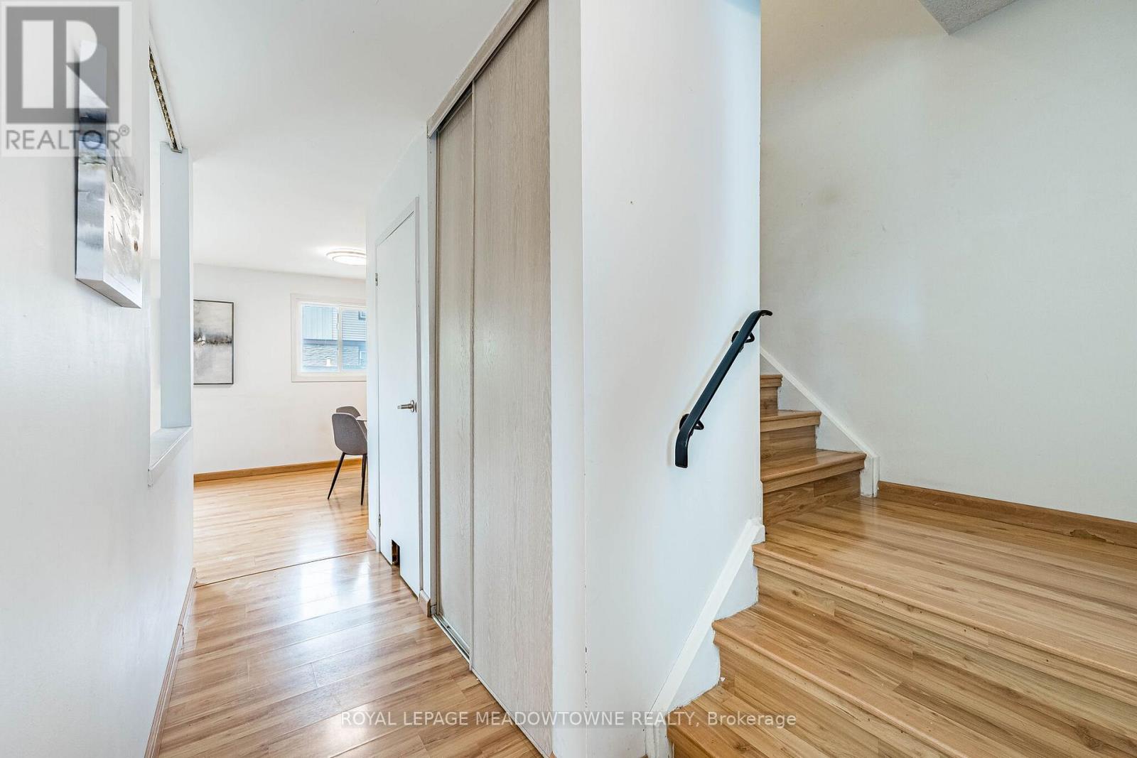 #34 93 HANSEN ROAD N - 32
