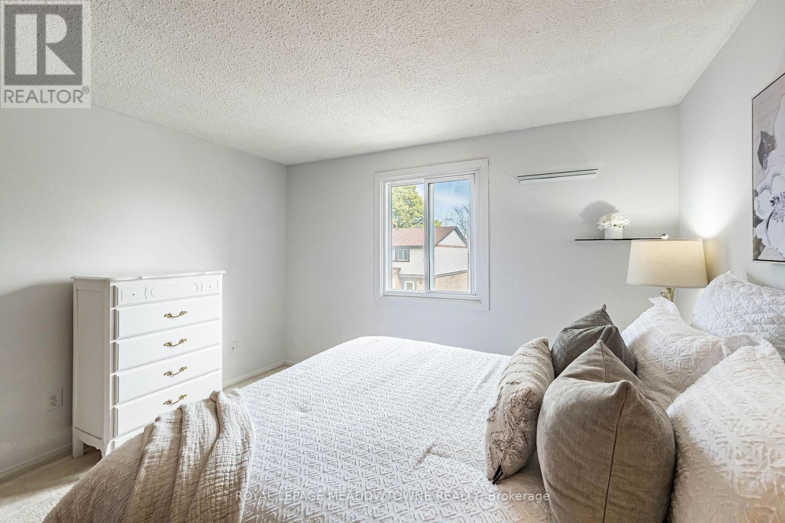 #34 93 HANSEN ROAD N - 37
