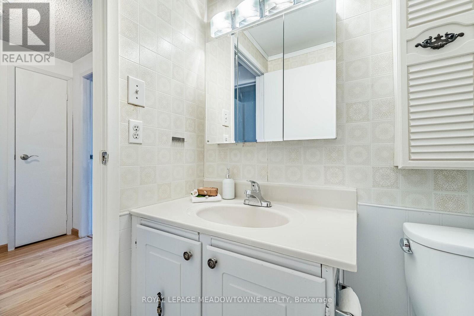 #34 93 HANSEN ROAD N - 46