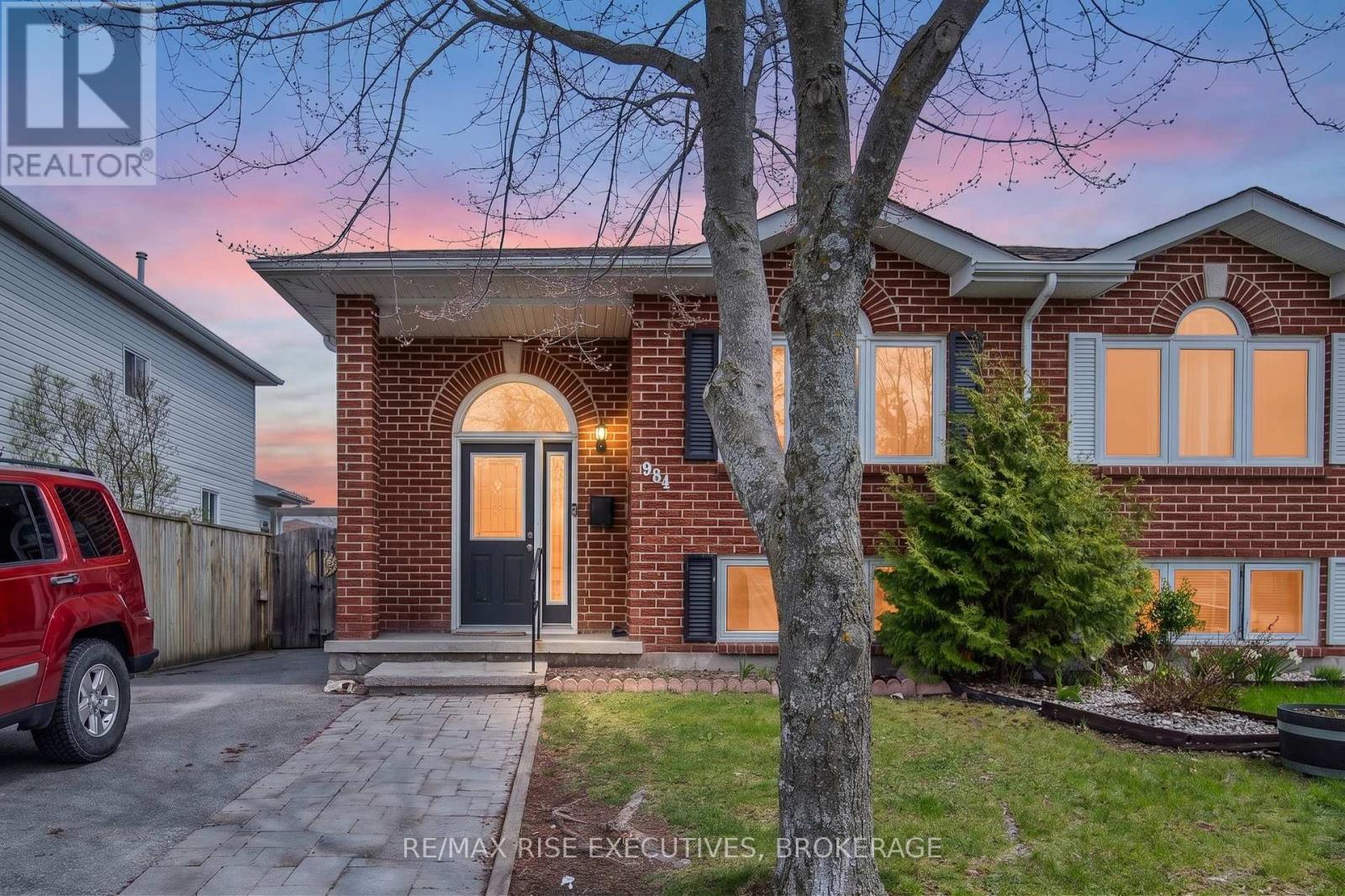 984 WATERBURY CRESCENT - 1