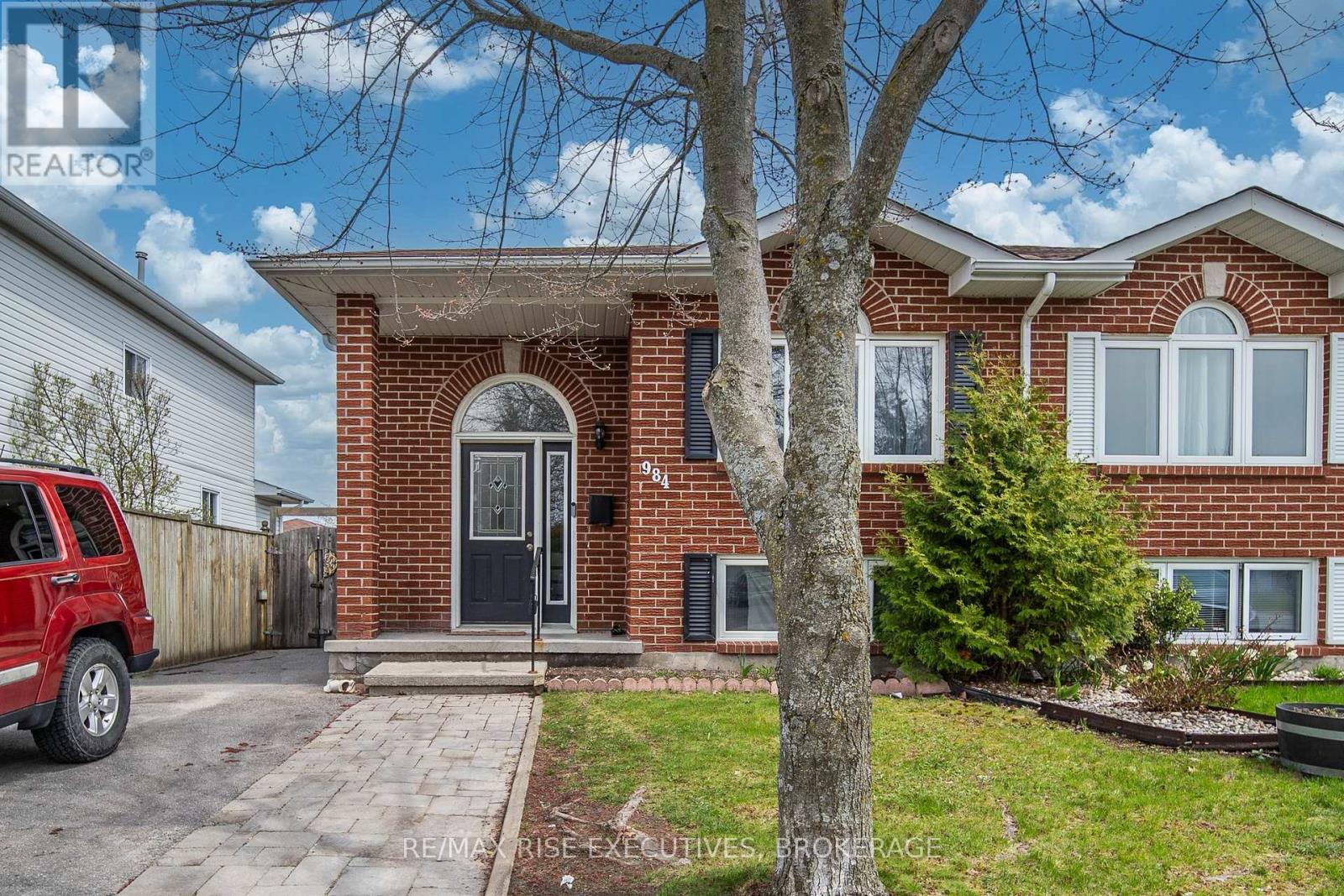 984 WATERBURY CRESCENT - Image 2