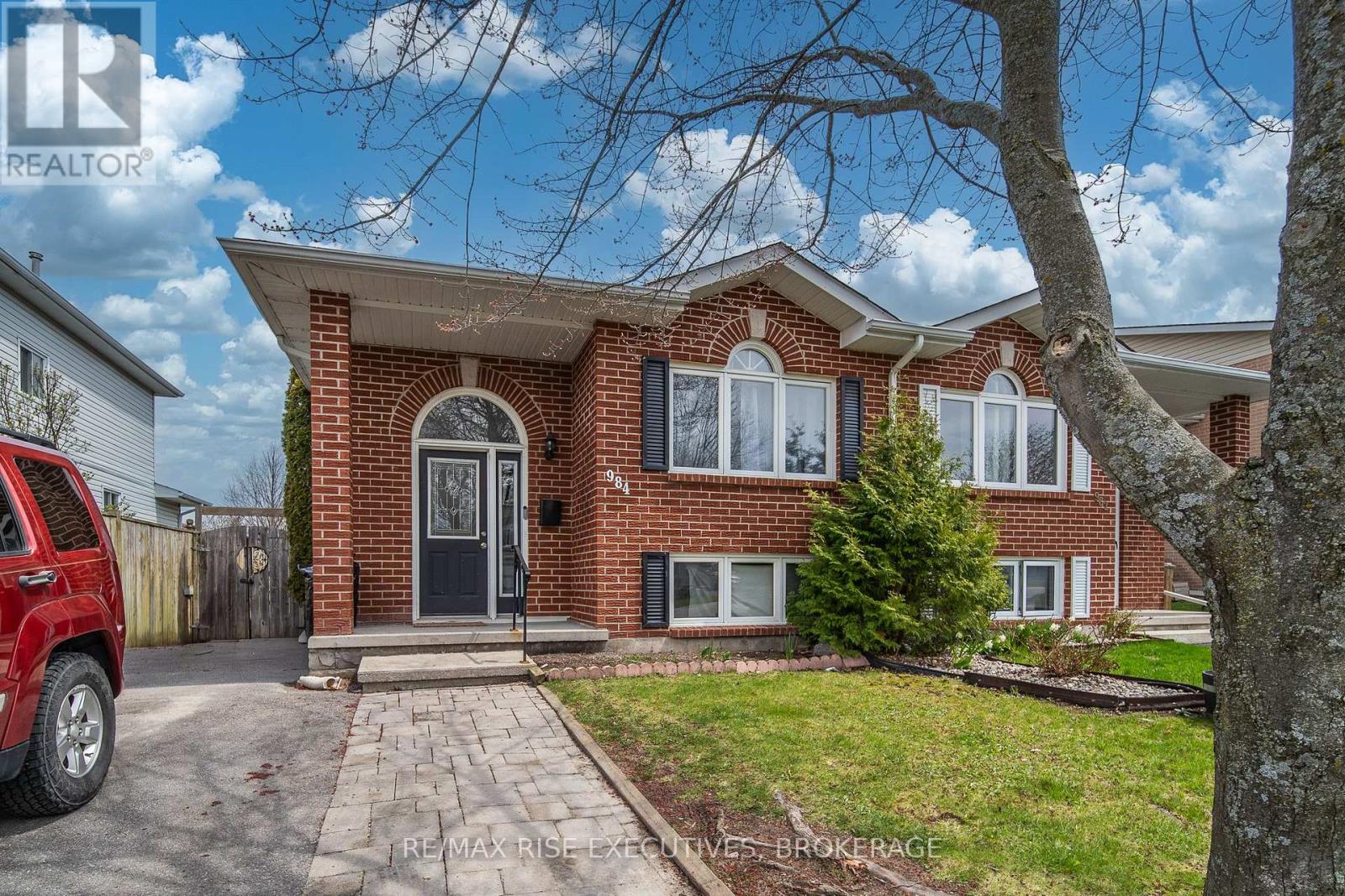 984 WATERBURY CRESCENT - Image 3
