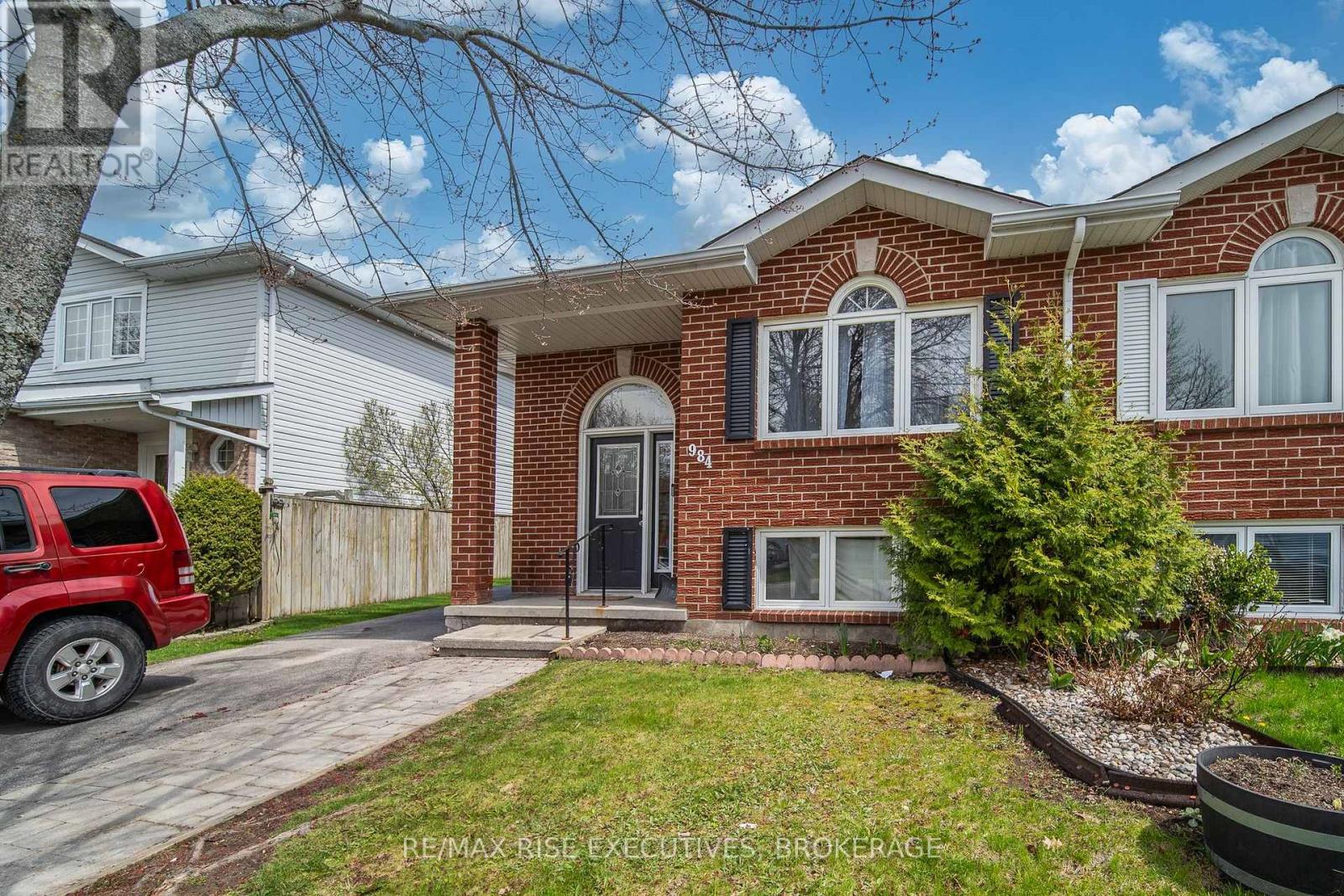 984 WATERBURY CRESCENT - 4