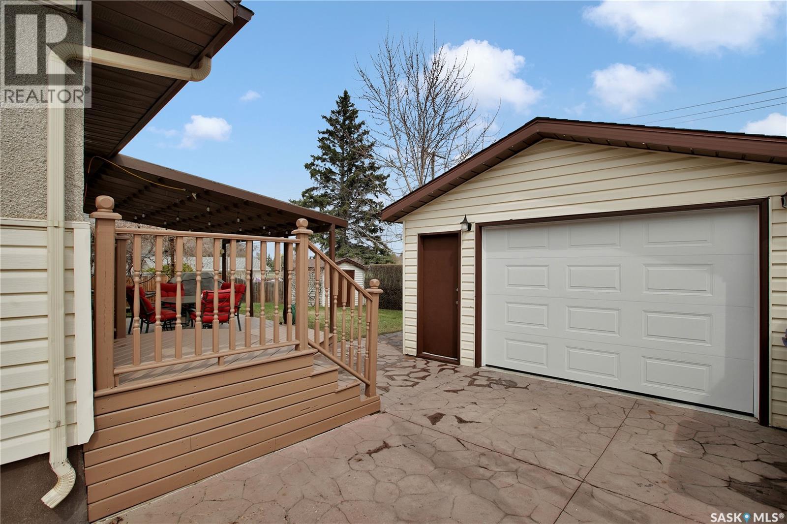 1104 McMillan AVENUE - 32