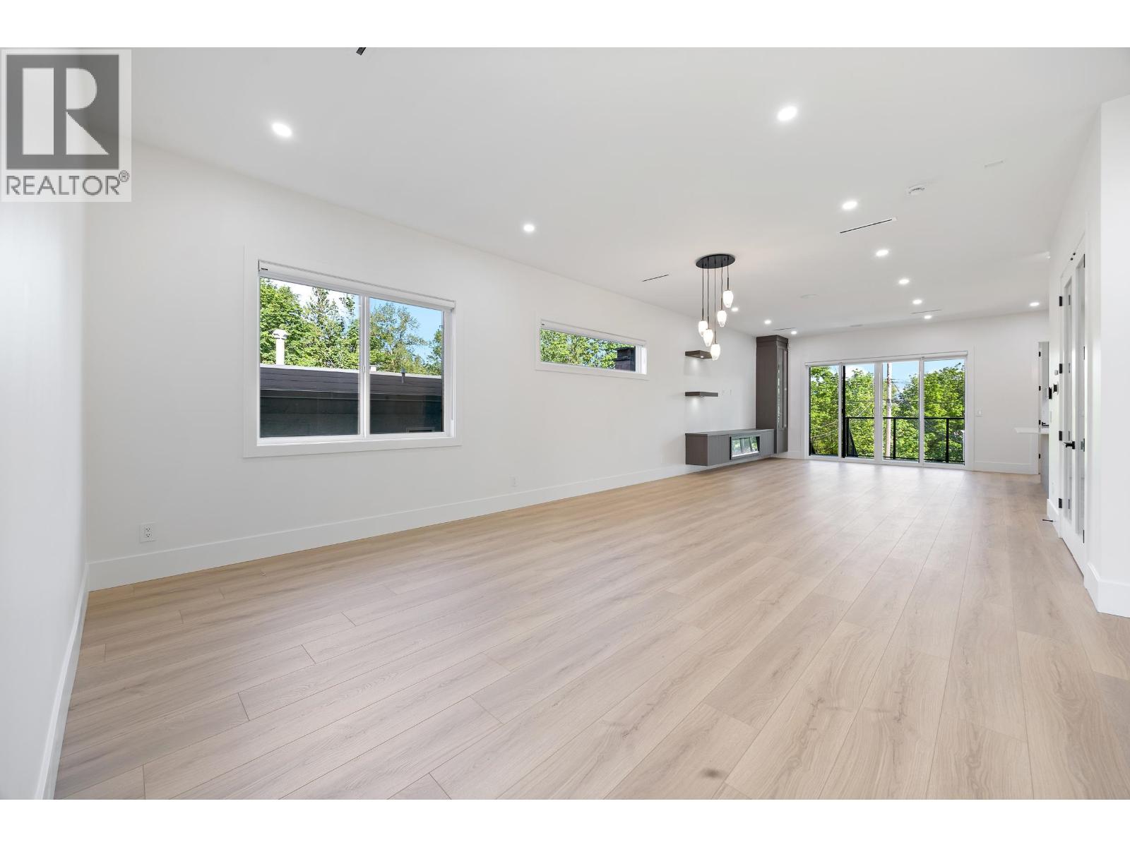 1 6037 SERVICE STREET, Burnaby