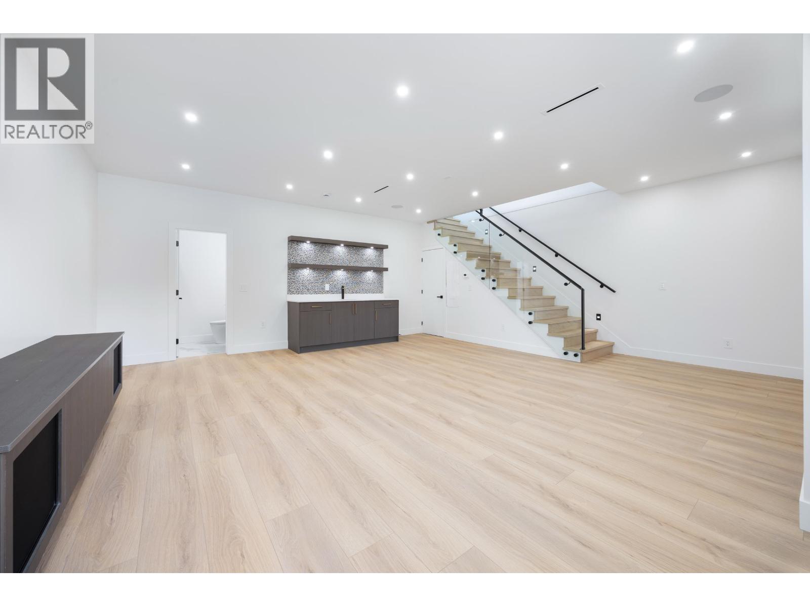 1 6037 SERVICE STREET, Burnaby