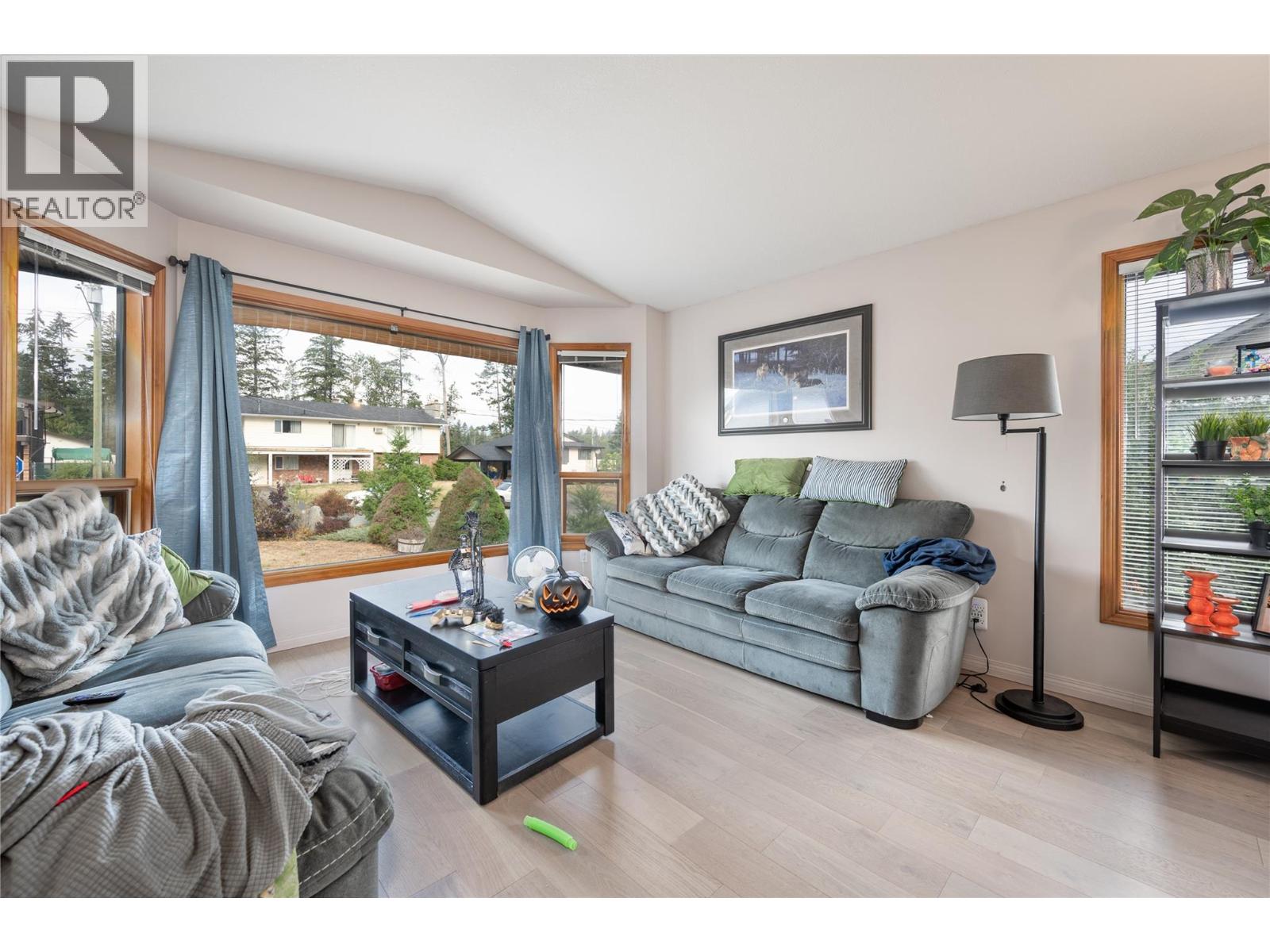 4728 SPRUCE Crescent, Barriere