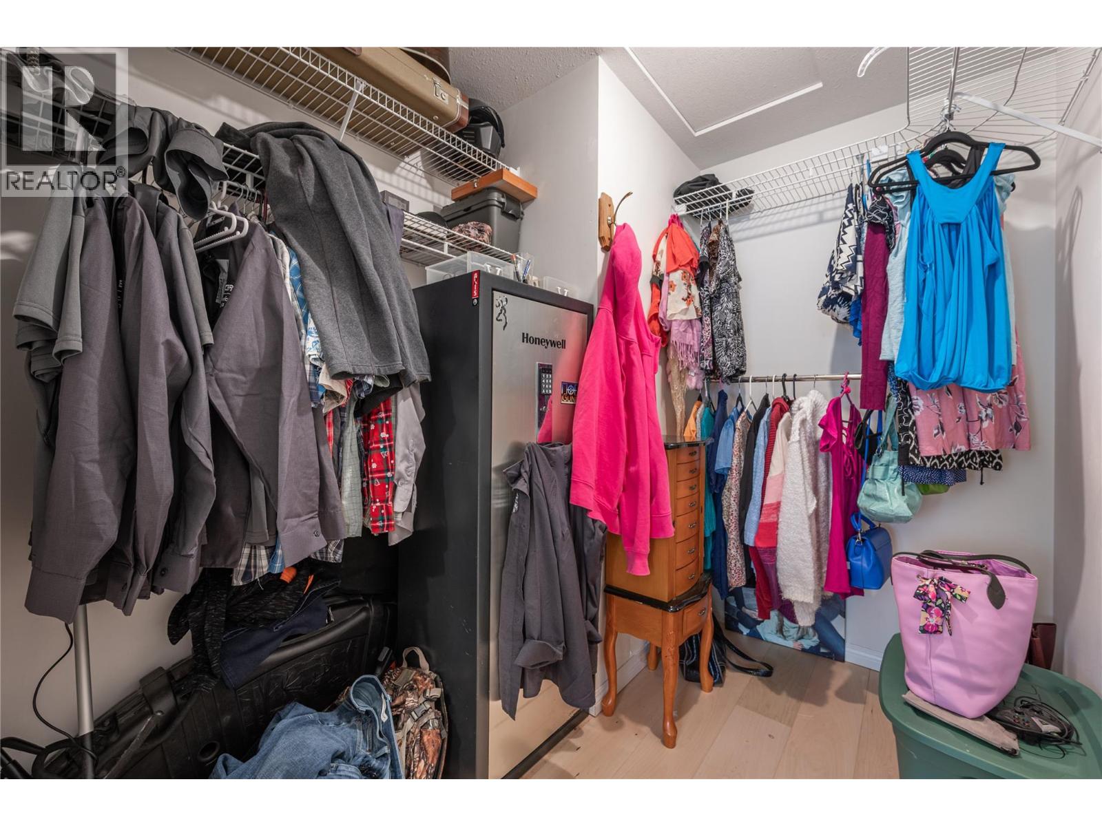 4728 SPRUCE Crescent, Barriere