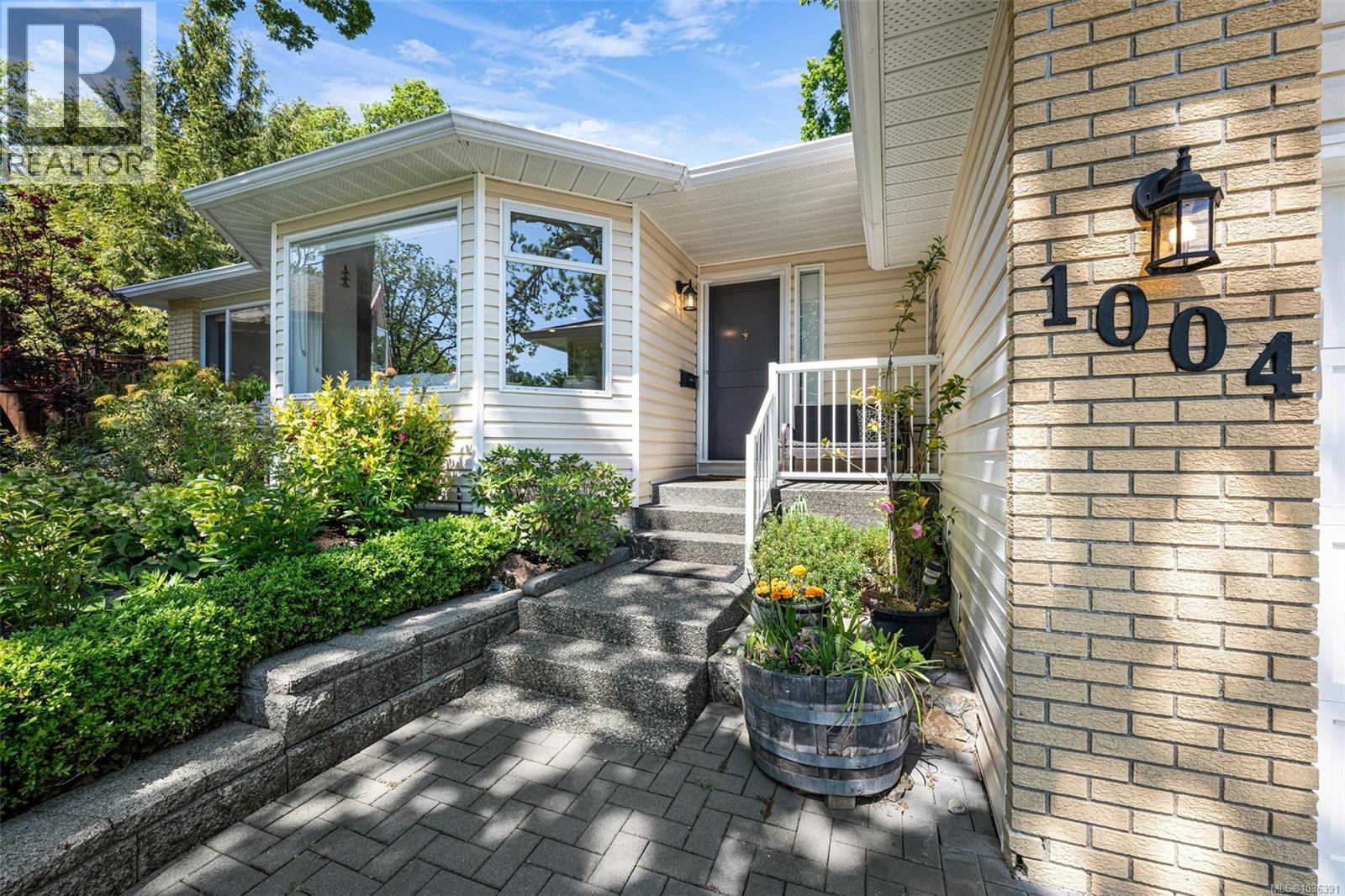  1004 Falaise Place, Saanich