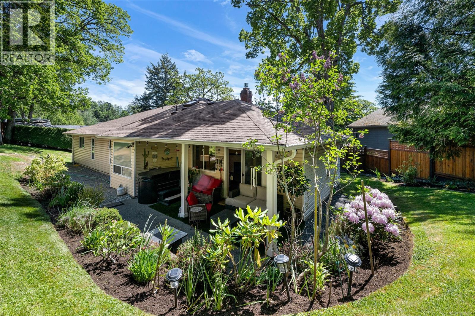  1004 Falaise Place, Saanich