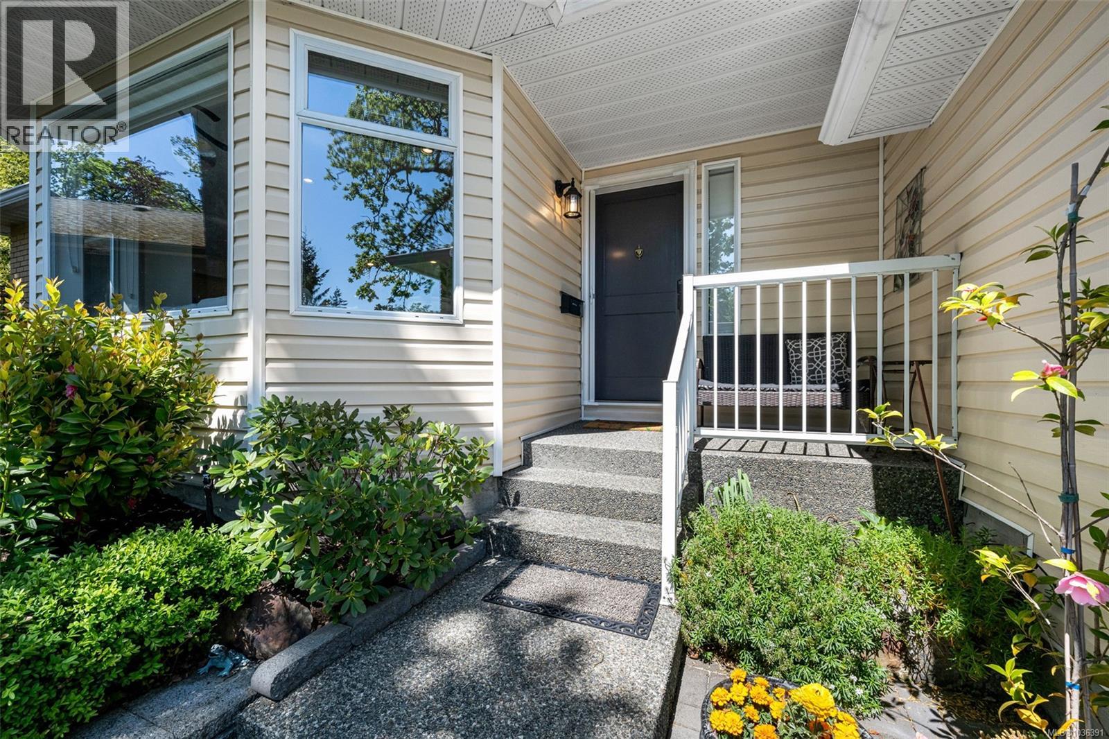  1004 Falaise Place, Saanich