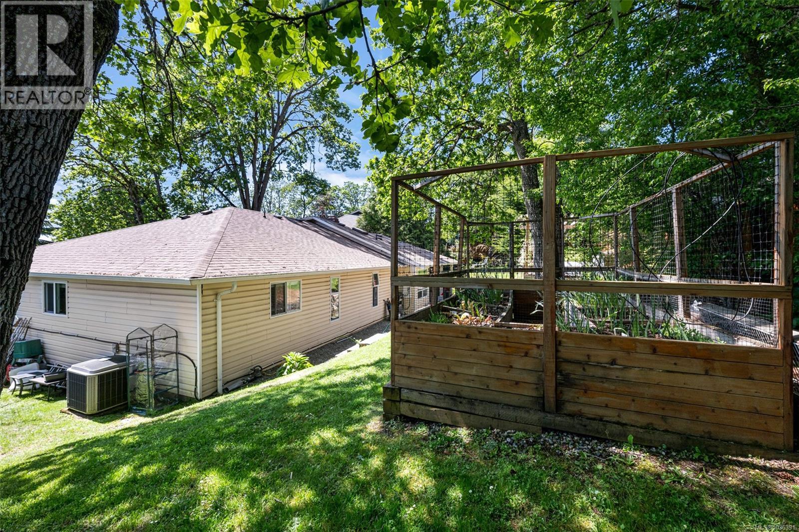  1004 Falaise Place, Saanich