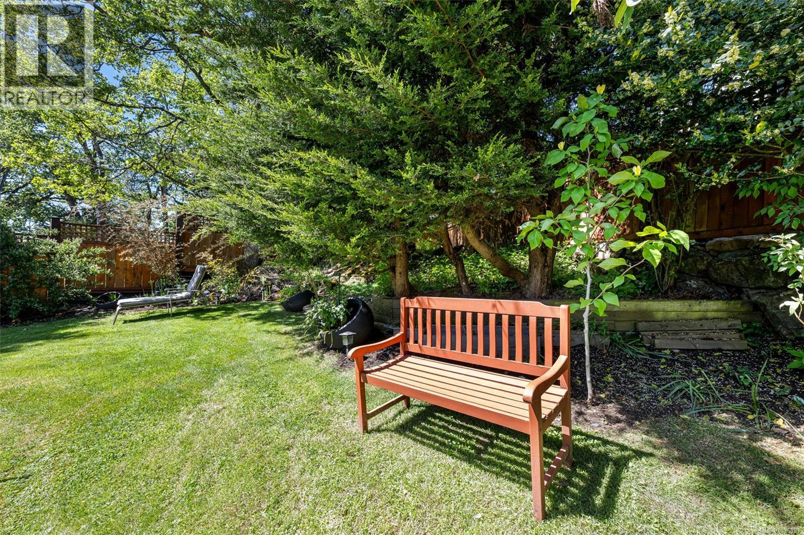  1004 Falaise Place, Saanich