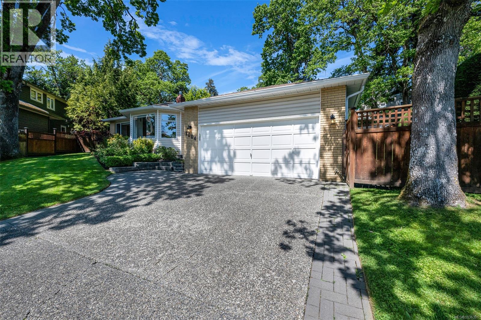  1004 Falaise Place, Saanich