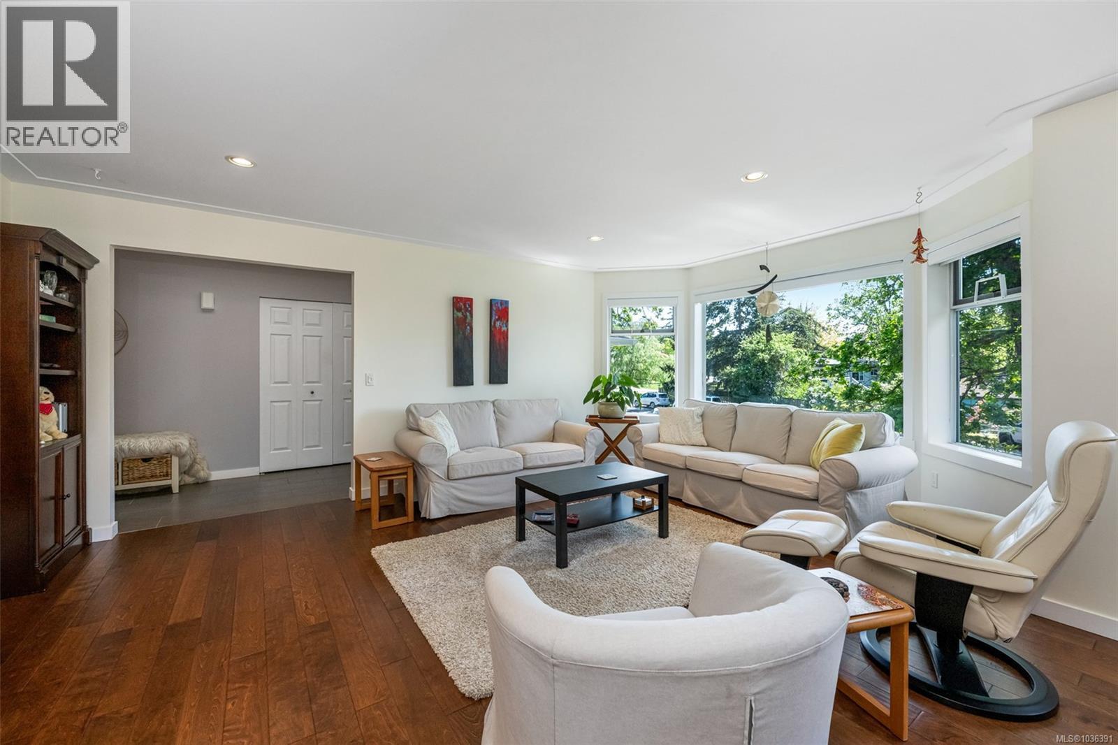  1004 Falaise Place, Saanich